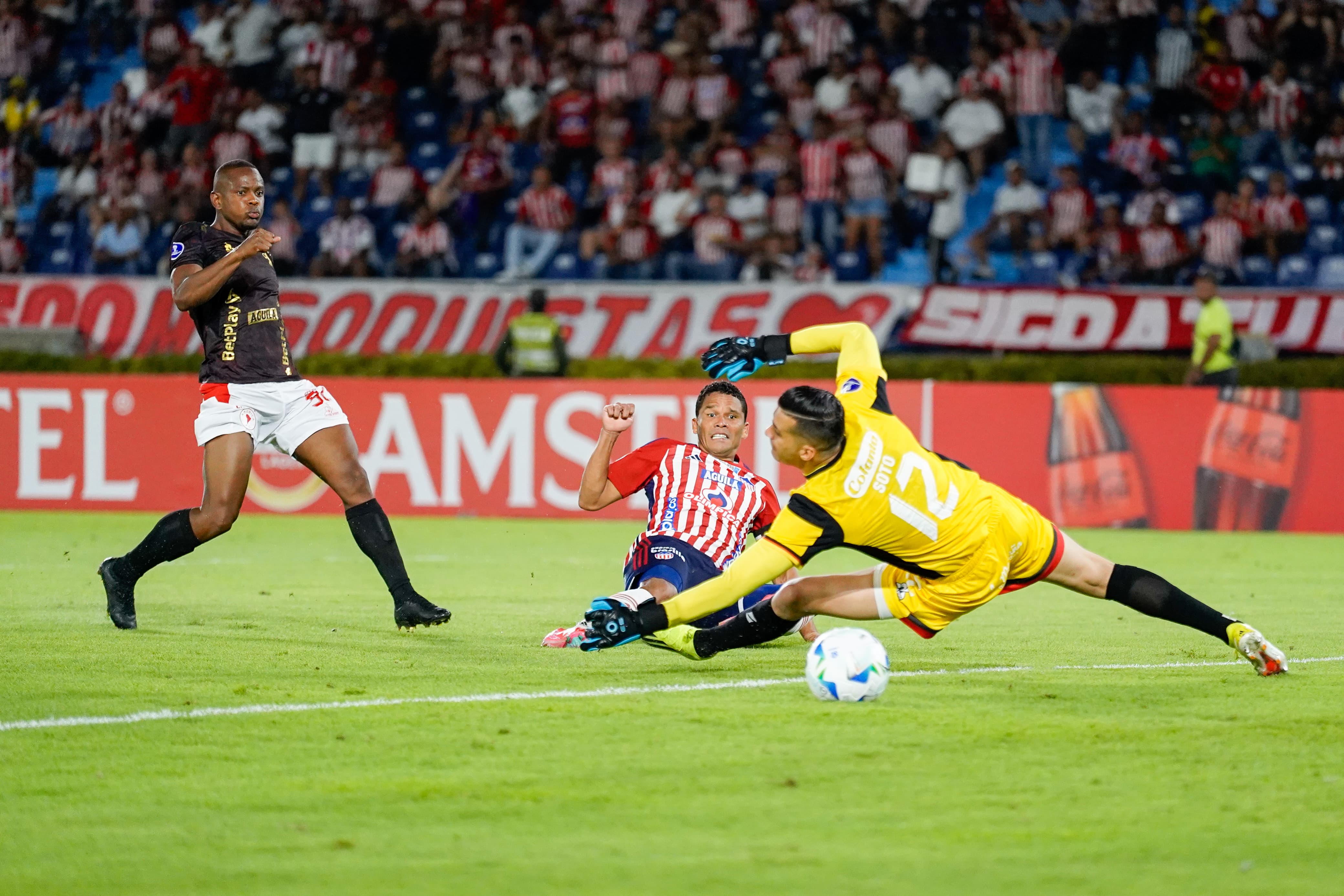 Aspecto del partido entre Junior y  América. 