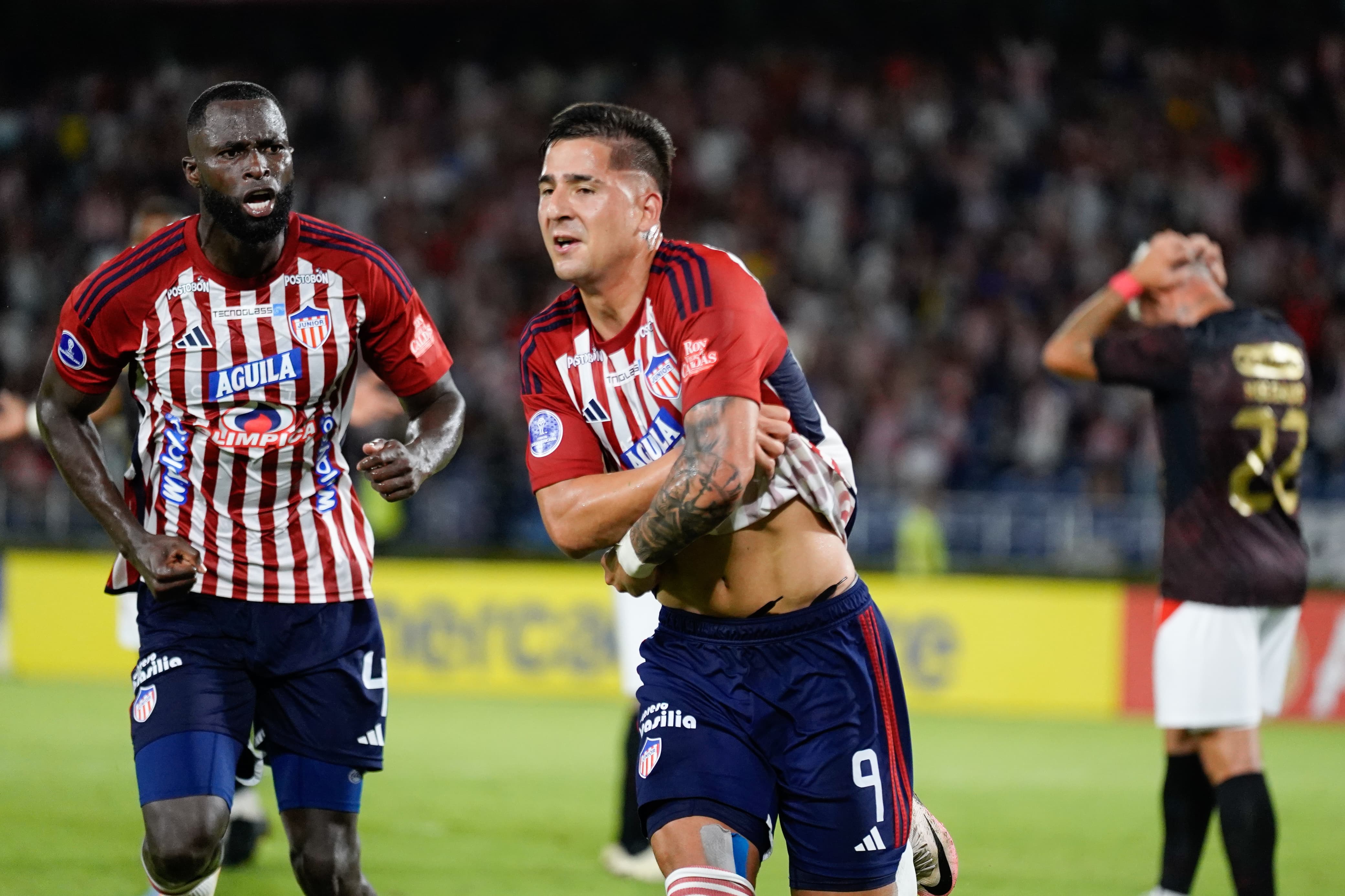 Aspecto del partido entre Junior y  América. 