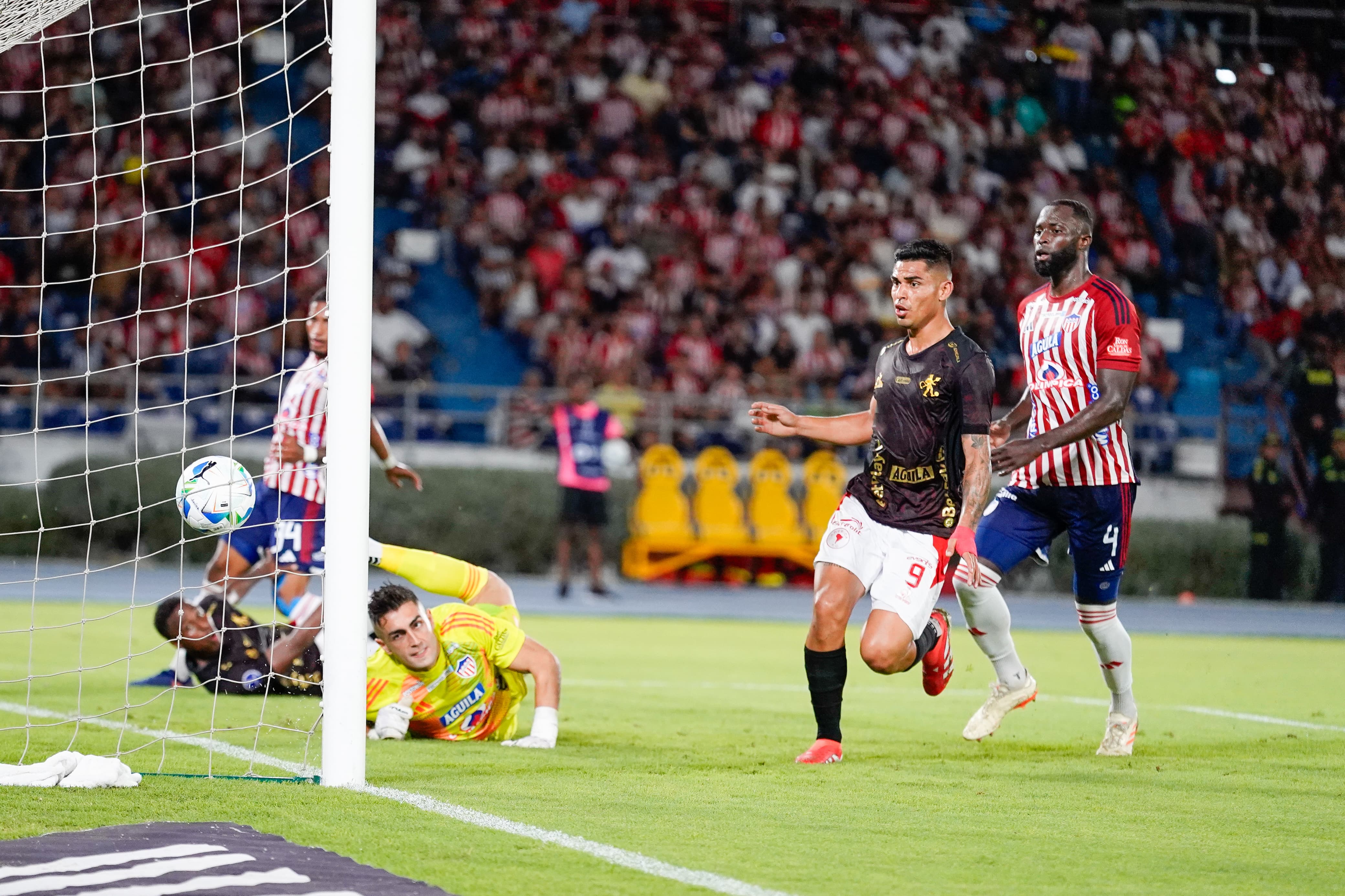 Aspecto del partido entre Junior y  América. 