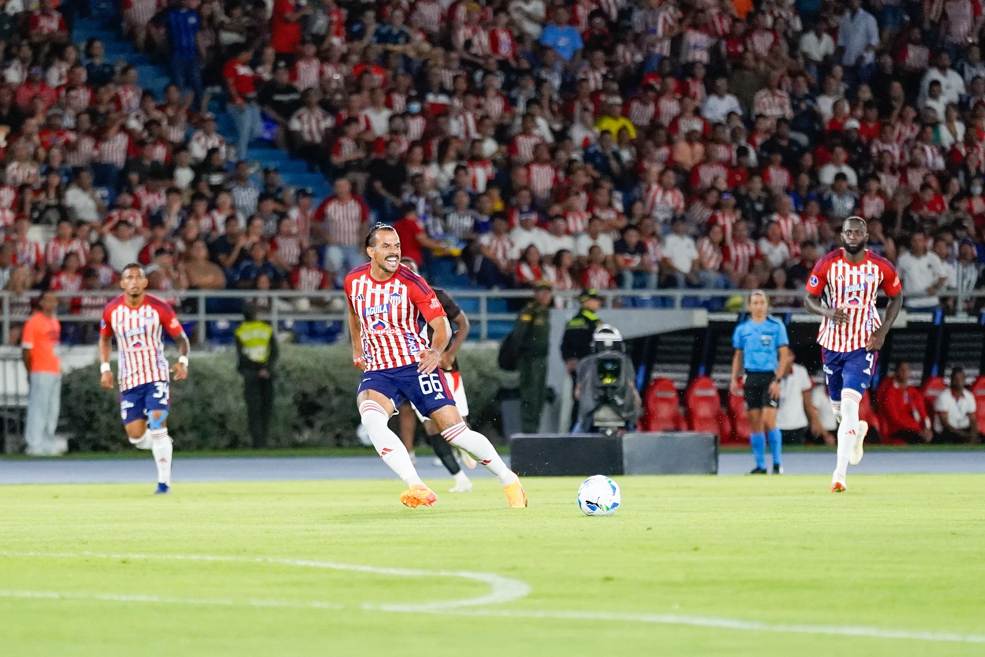 Aspecto del partido entre Junior y  América. 