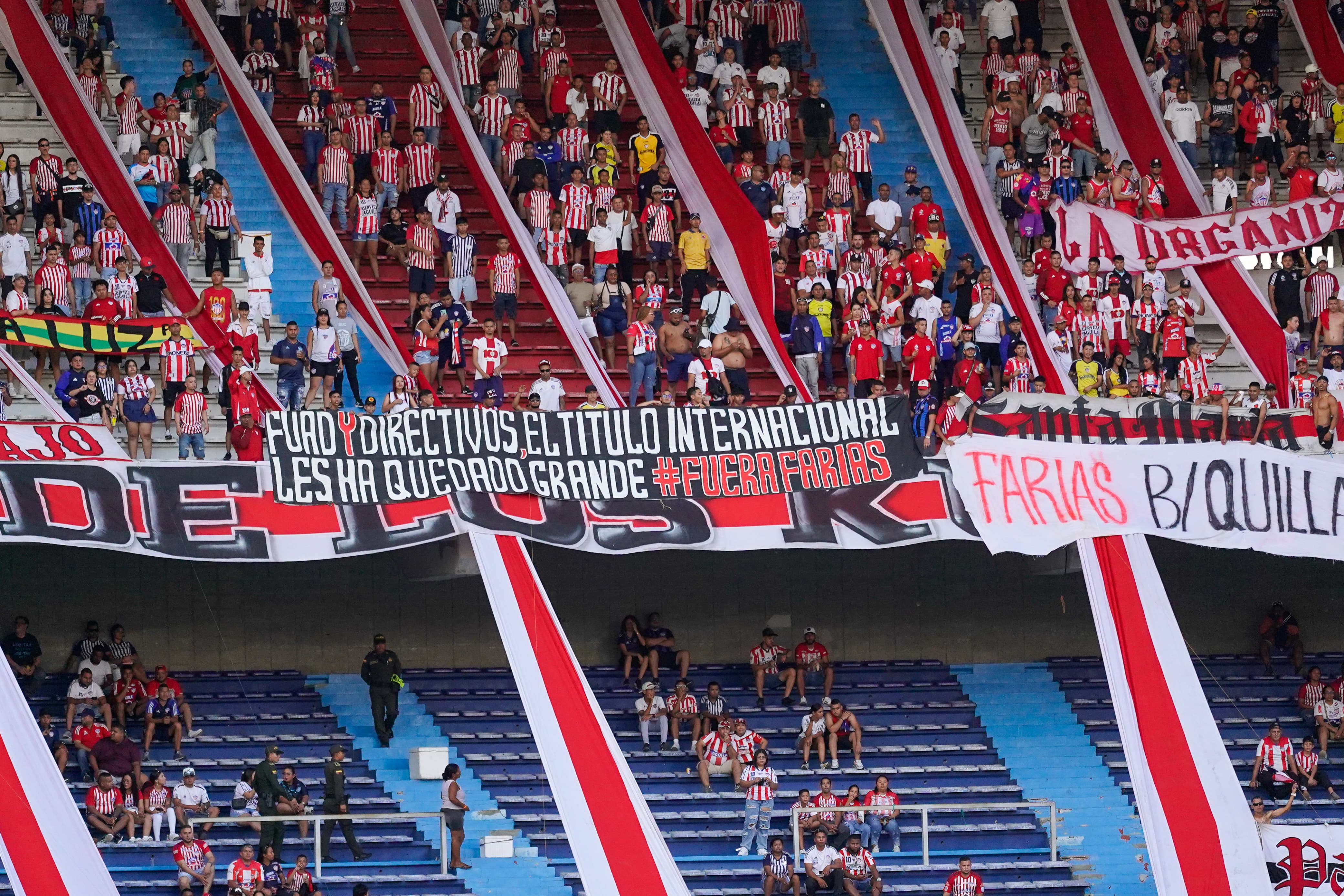 Las pancartas de la hinchada contra las directivas y César Farías.