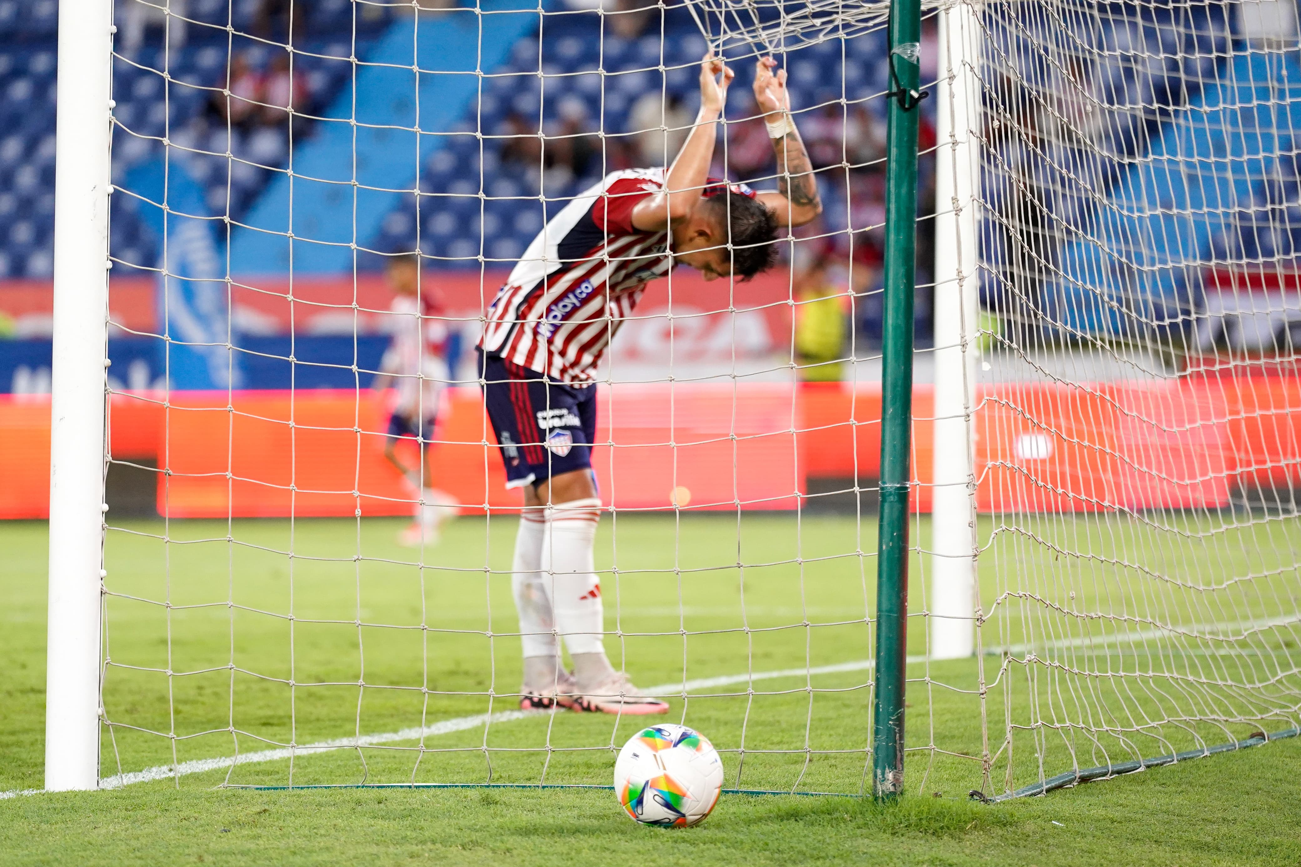 Carlos Bacca se lamenta en ataque.