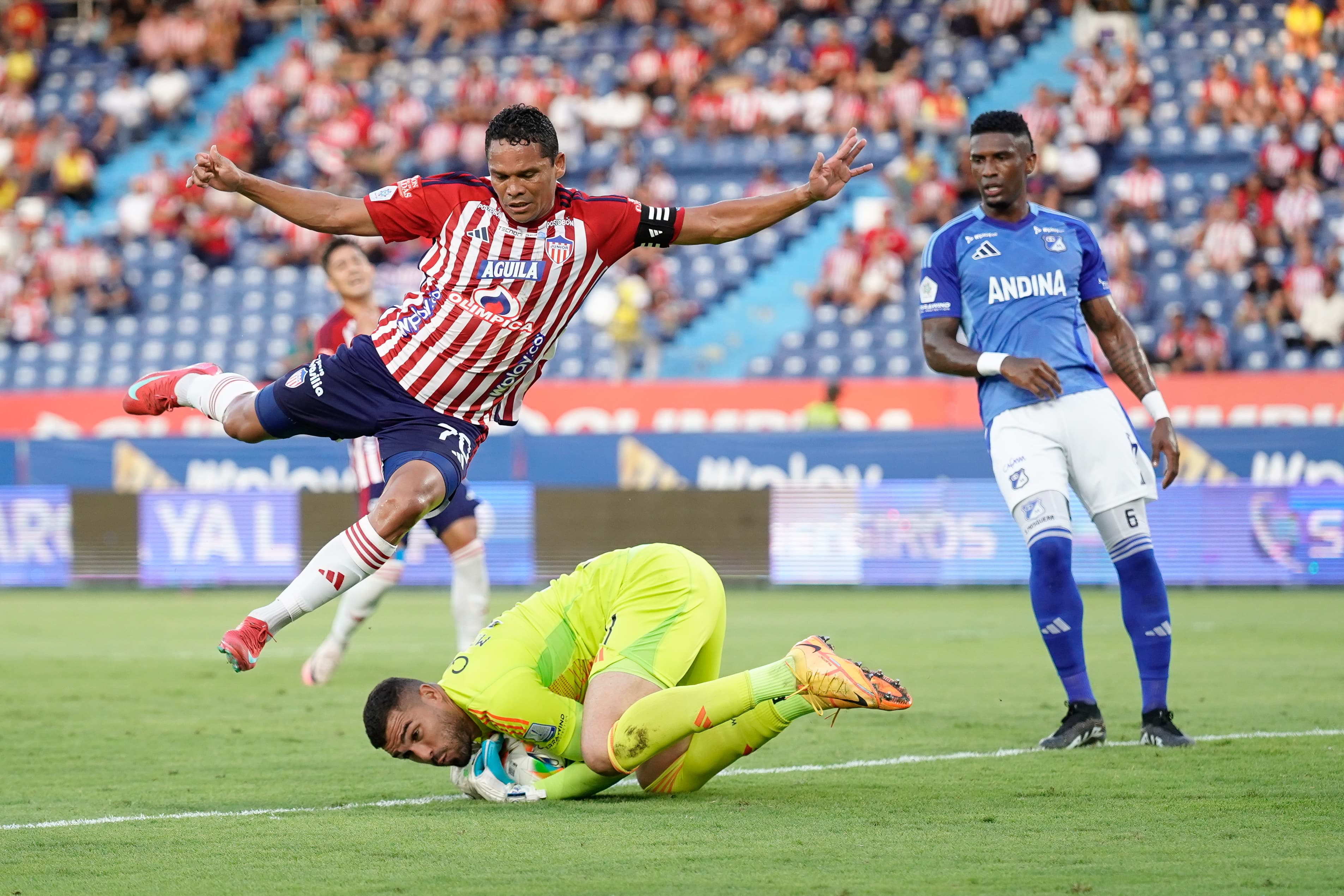 El portero Montero controla un ataque de Bacca.