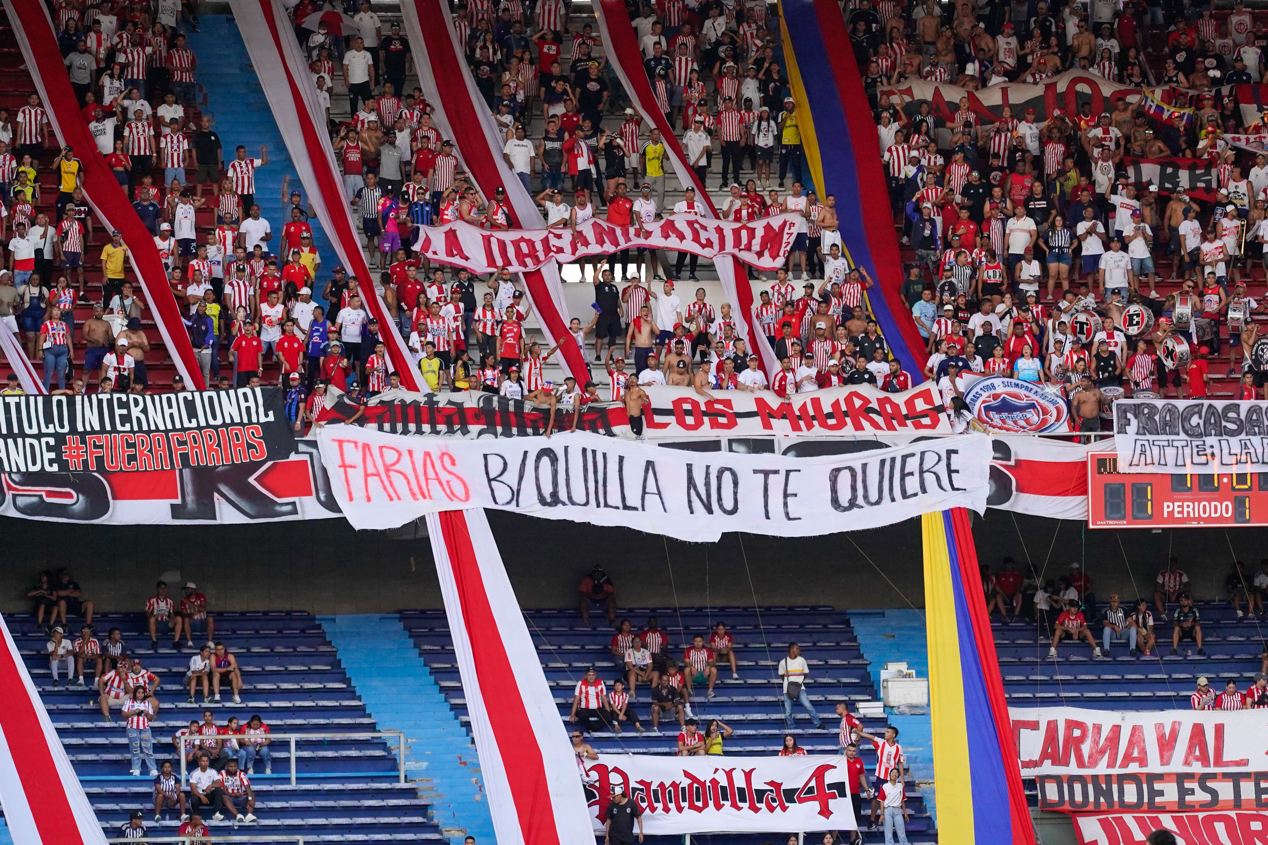 Las pancartas de la hinchada contra las directivas y César Farías.