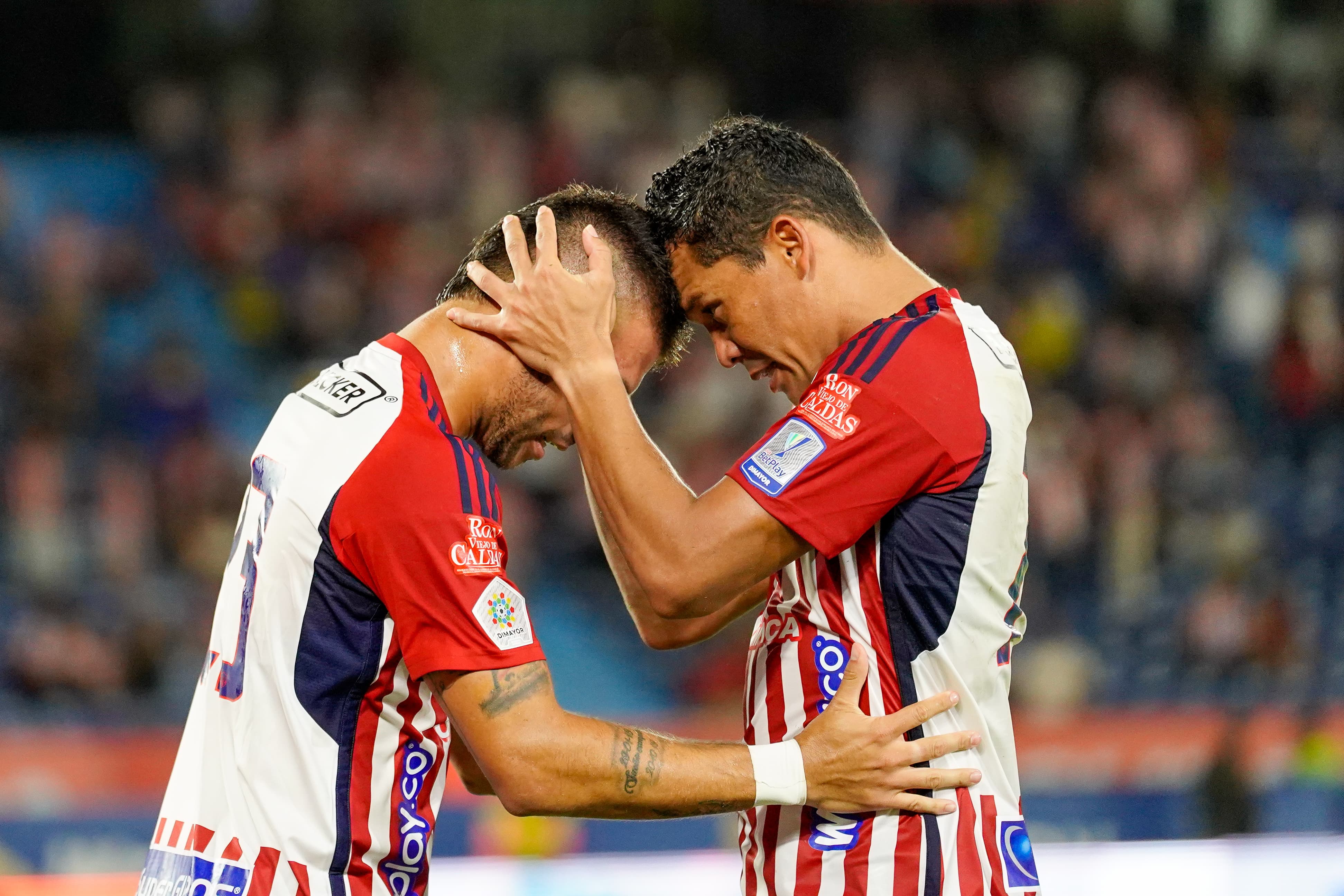 Carlos Bacca celebrando con Steven Rodríguez.