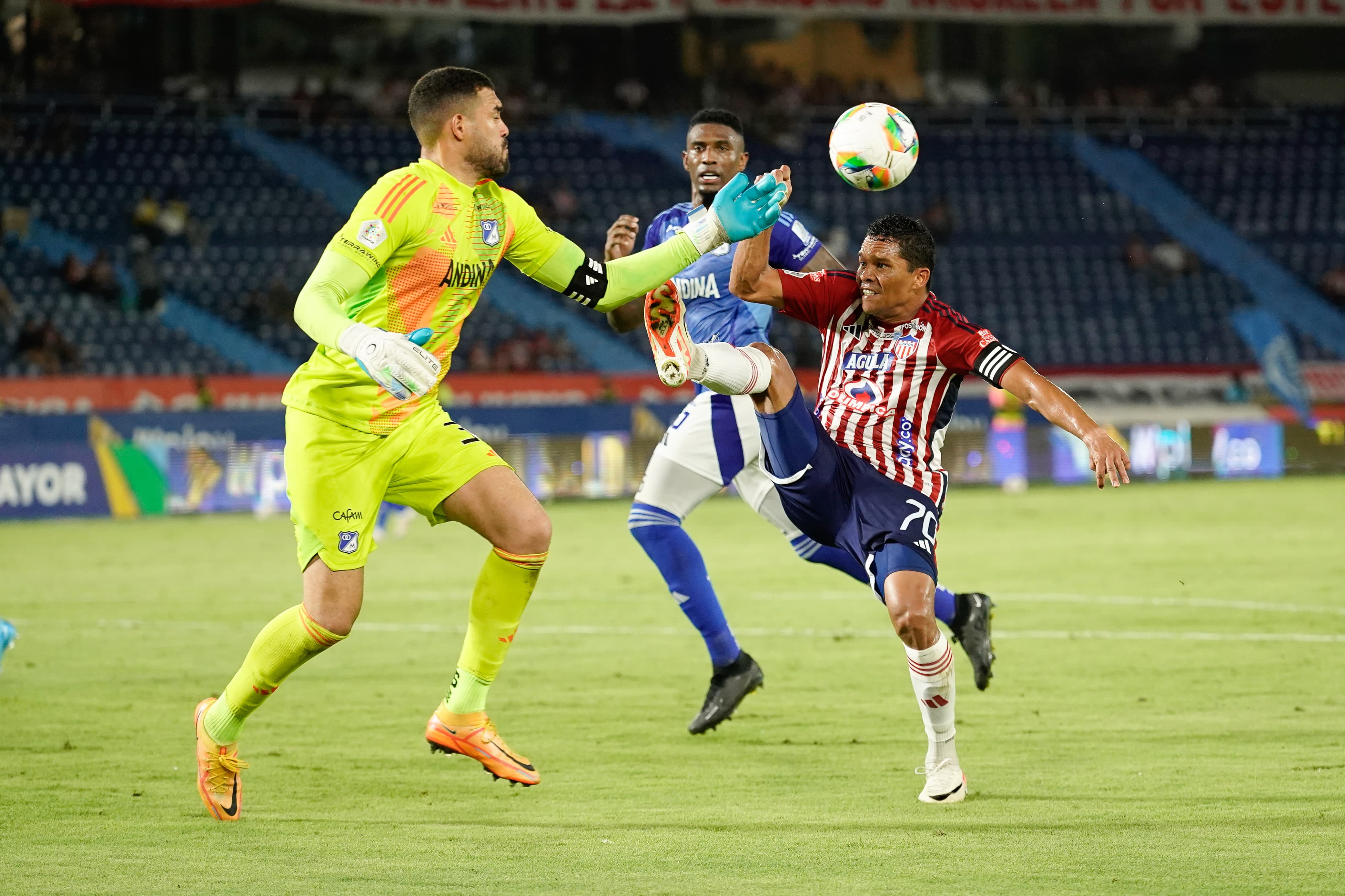 El portero Montero controla un ataque de Bacca.