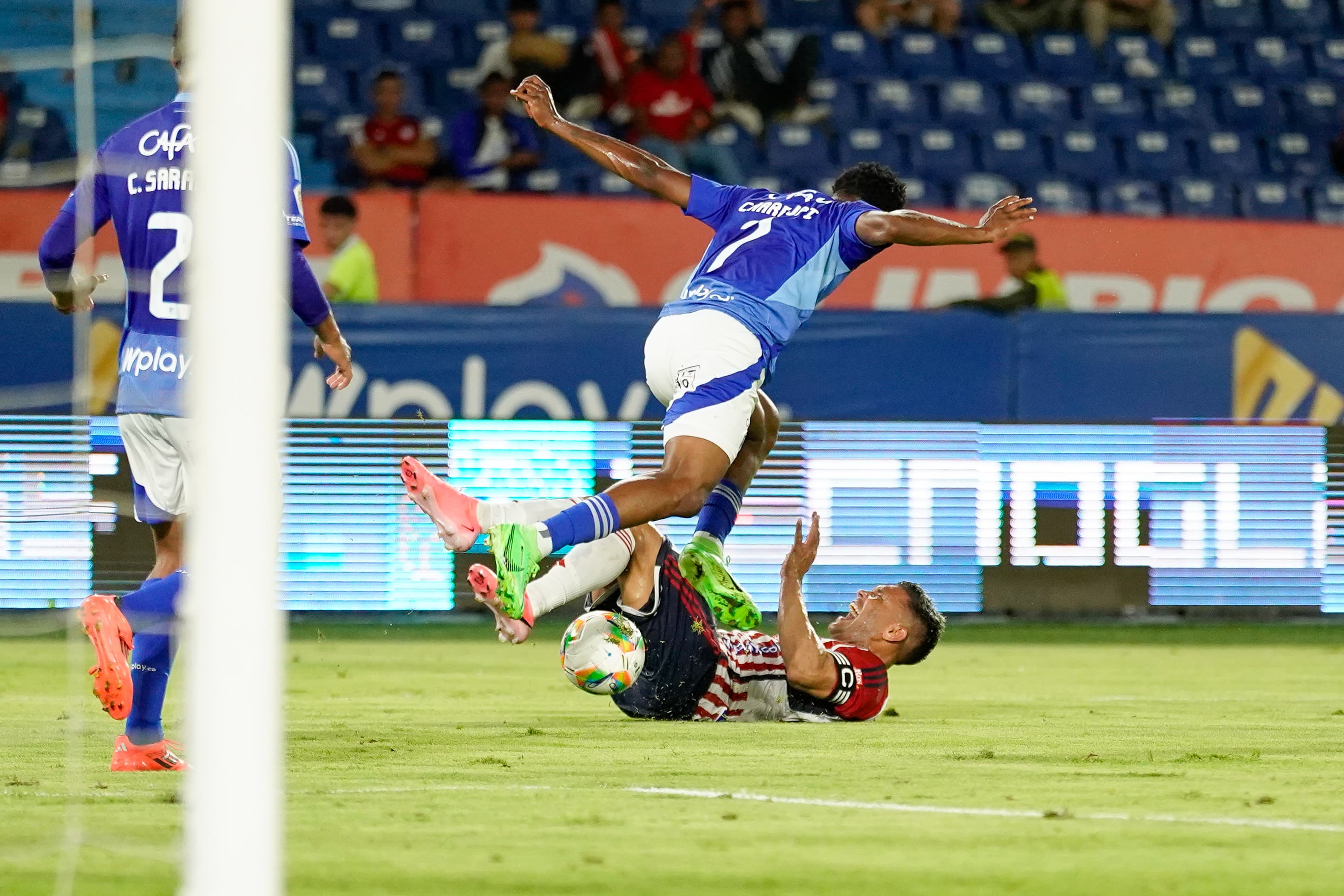 Jugada de falta contra de Teófilo Gutiérrez.