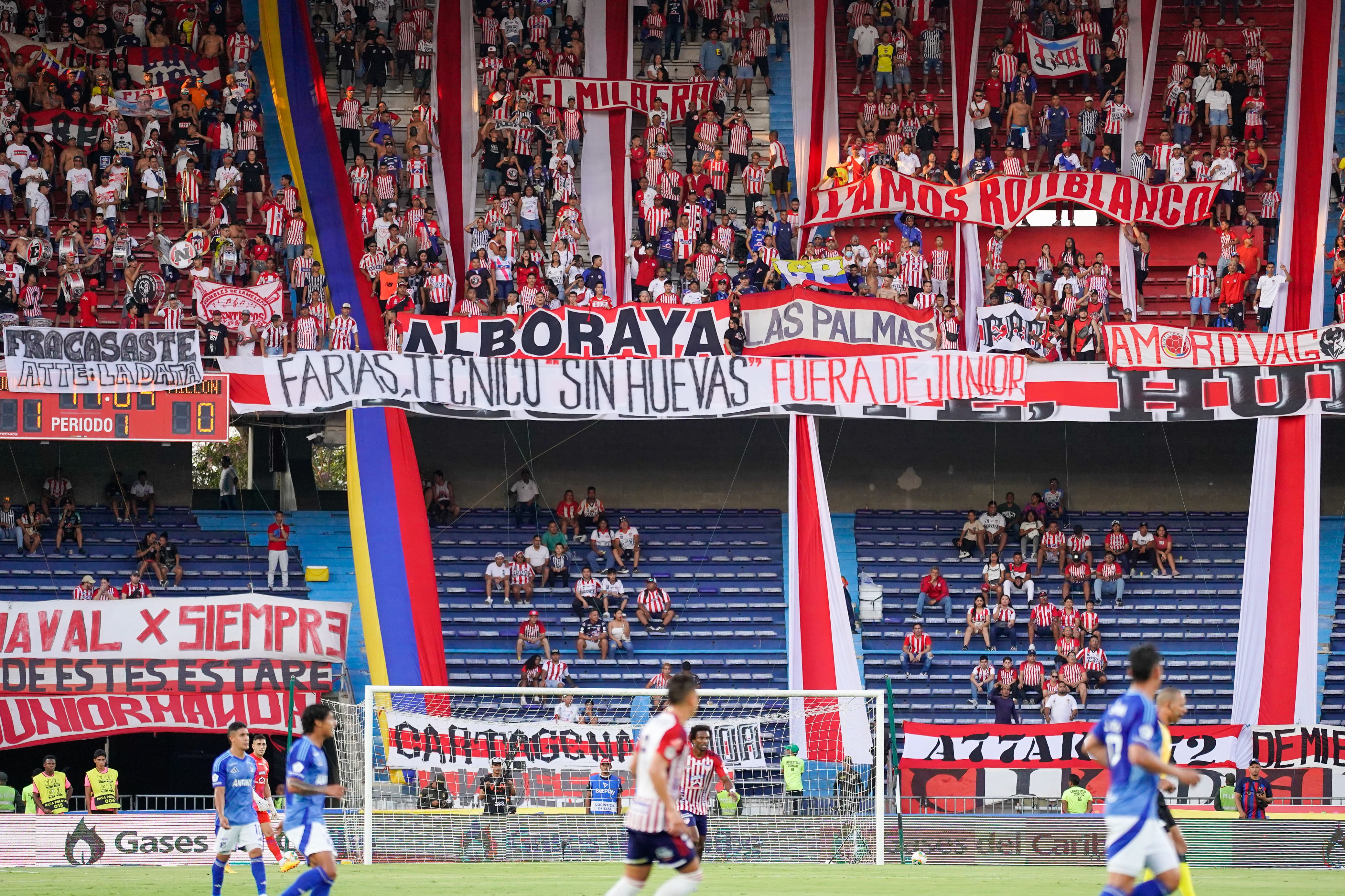 Las pancartas de la hinchada contra las directivas y César Farías.