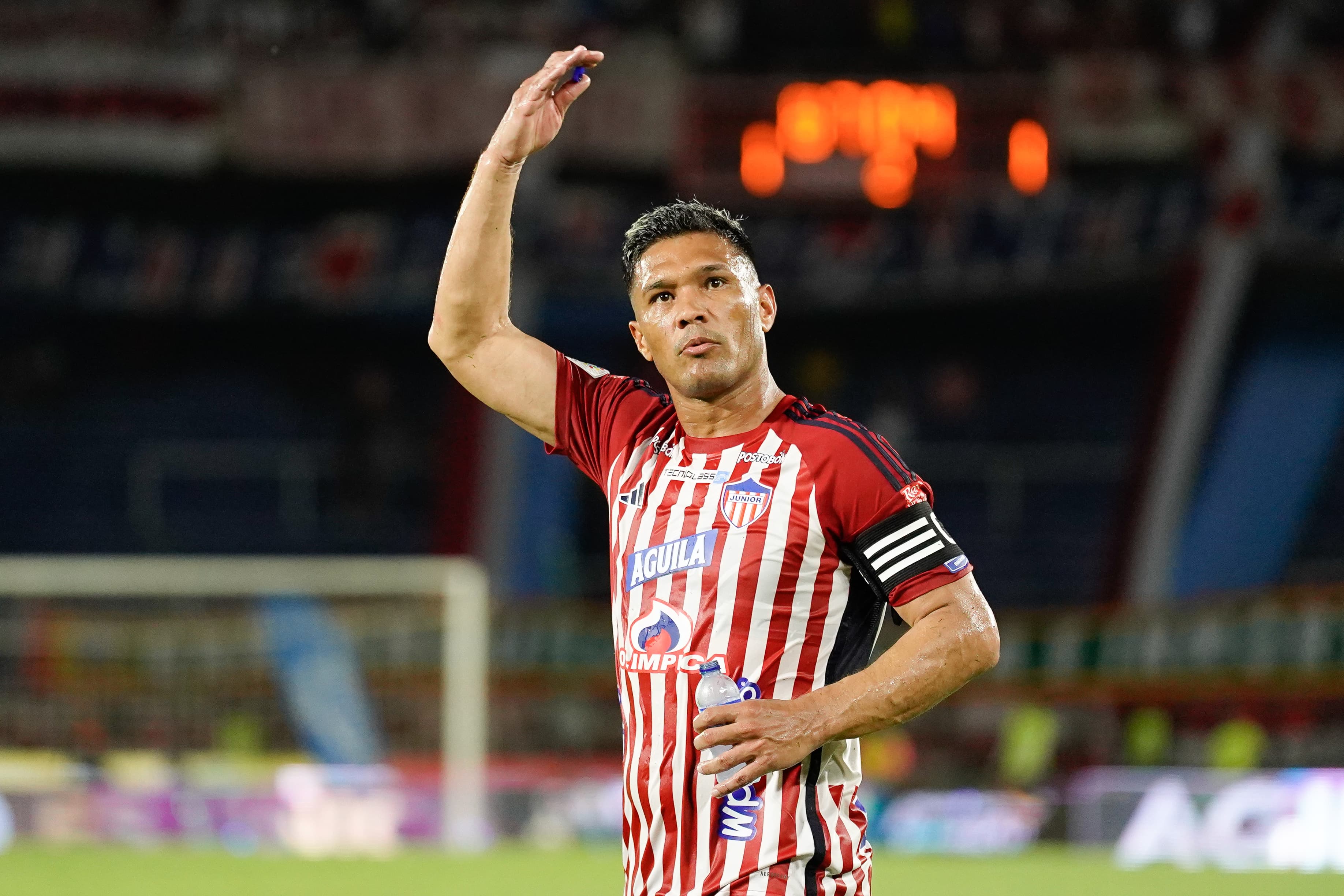 Teófilo Gutiérrez celebrando con la tribuna.