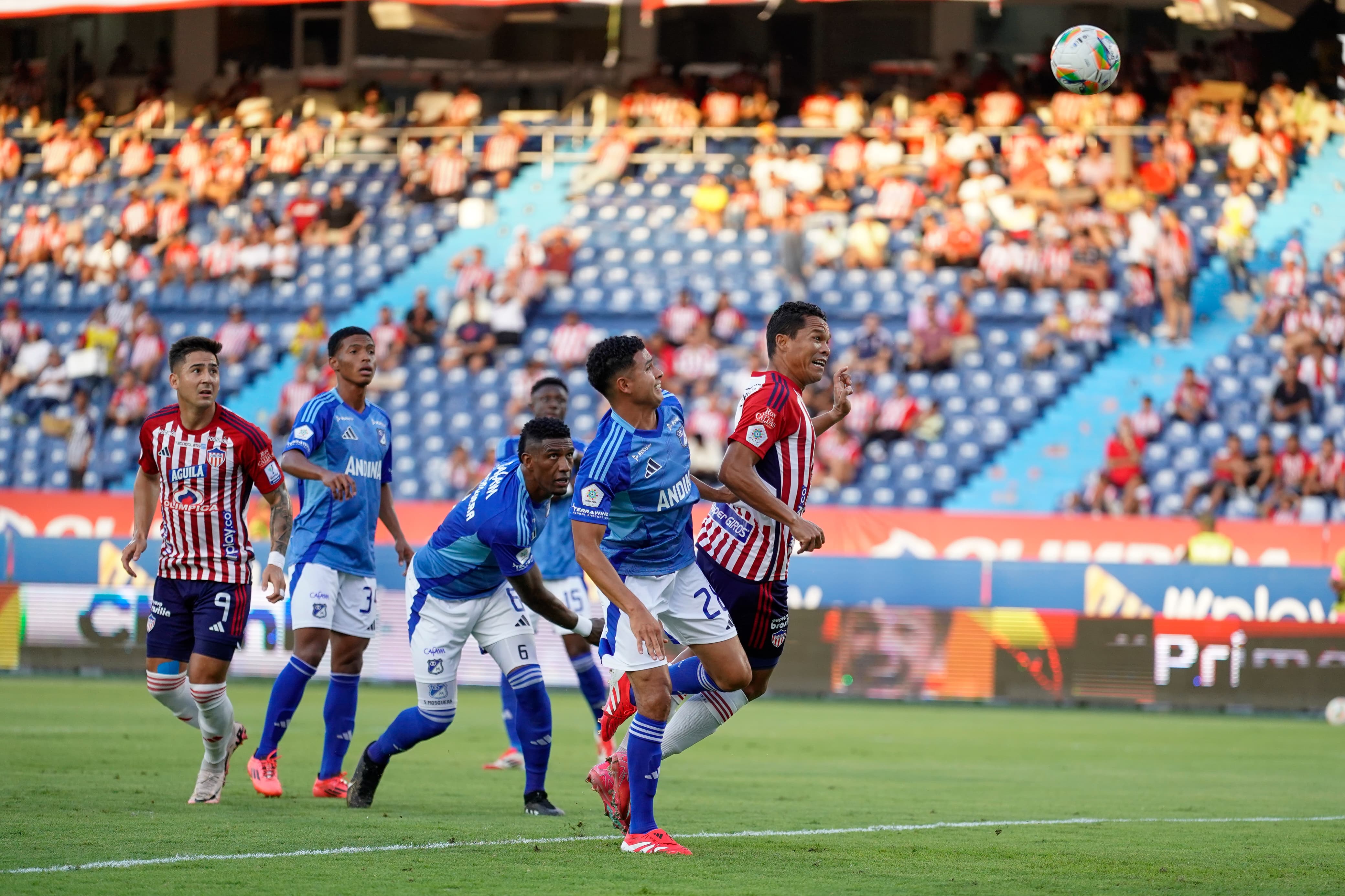 Carlos Bacca tras cabecear en ataque.