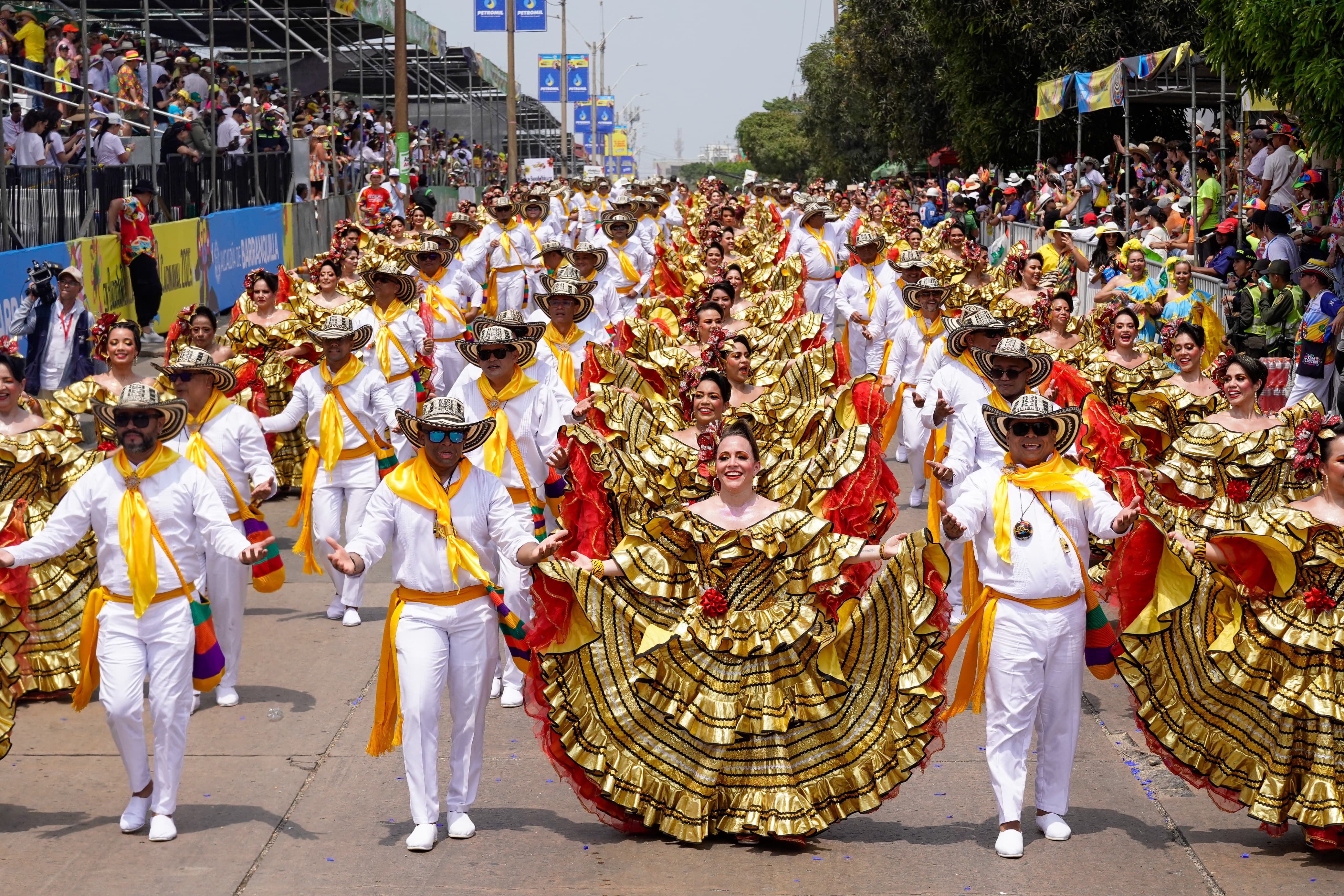 Cumbión de Oro desfilando este sábado en la Vía 40.