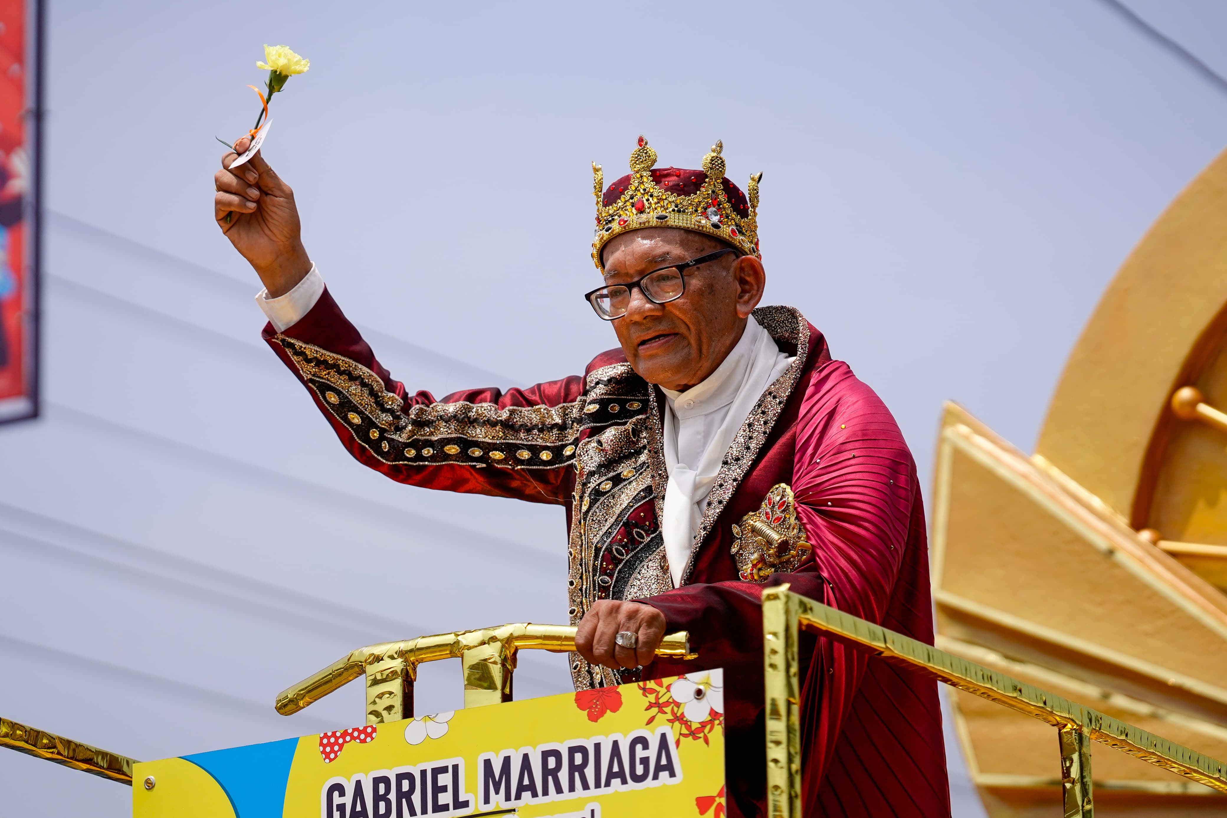 El Rey Momo, Gabriel Marriaga, en desfile en la Vía 40.