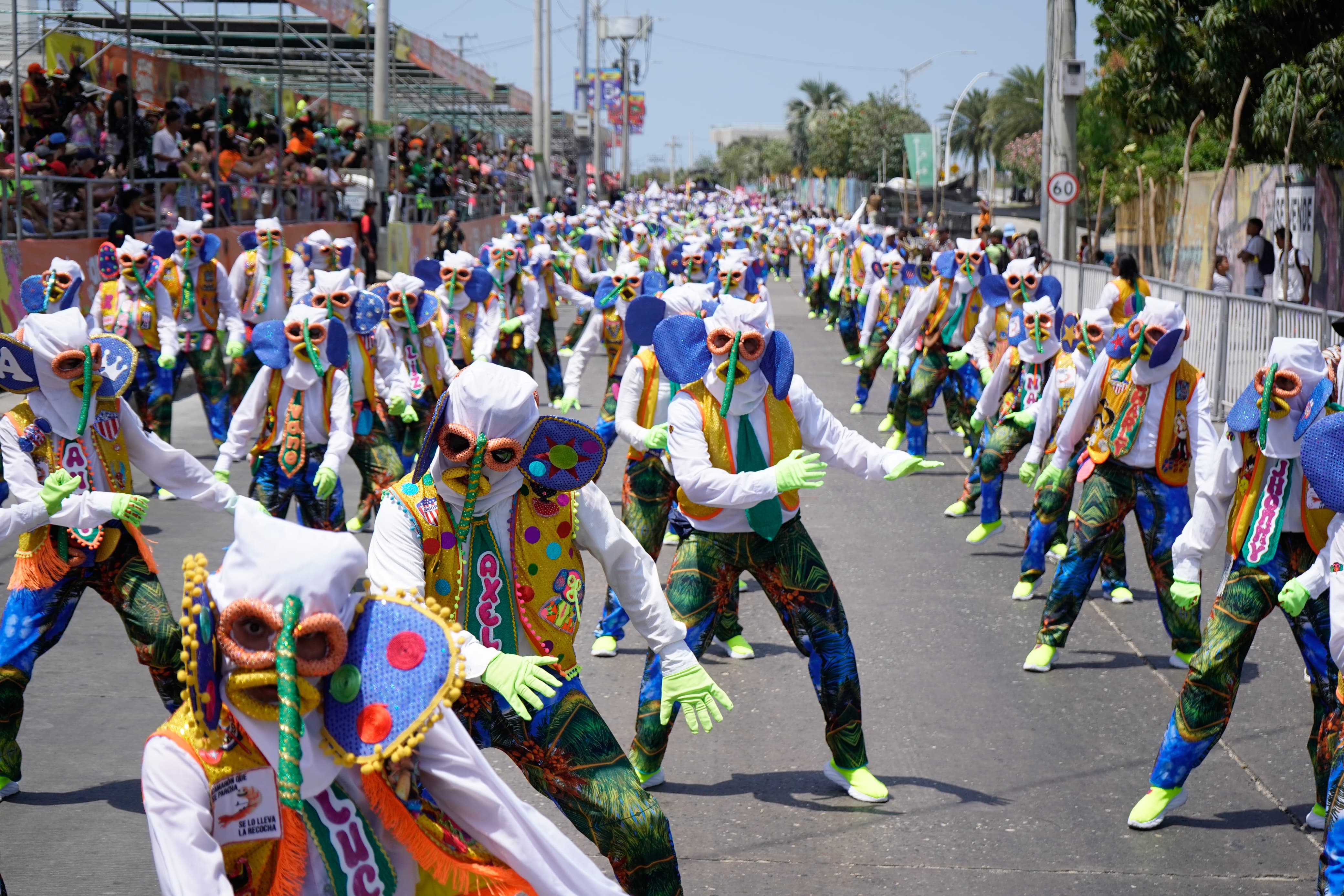Las Marimondas de Barrio Abajo con sus 'piruetas'. 