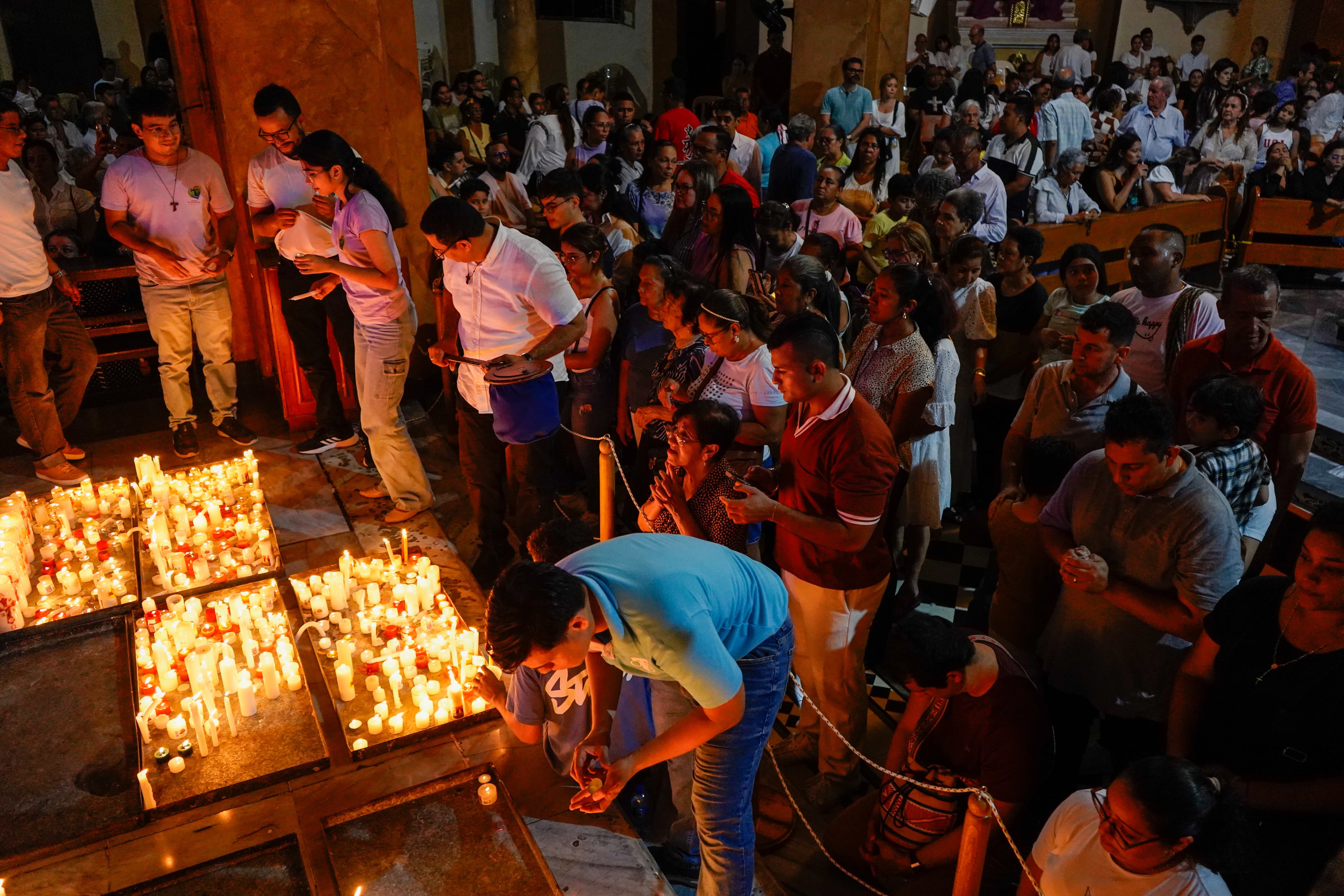 Fieles llegan hasta la parroquia Nuestra Señora del Carmen para adorar al Santísimo. 