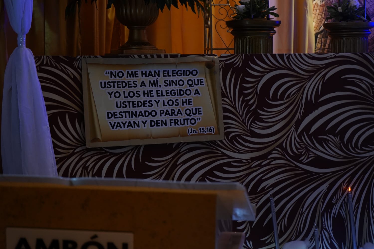 Mensajes de esperanza en la iglesia San Vicente de Paúl.