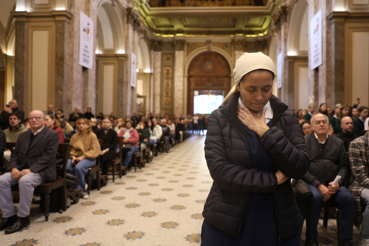 Personas asisten a una misa en honor al Papa Francisco este lunes, en la Catedral Metropolitana de la Ciudad de Buenos Aires.