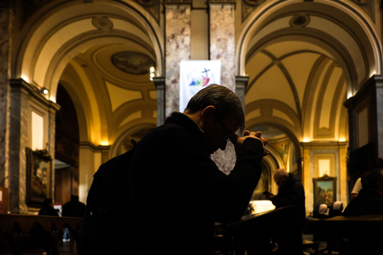 Un hombre reza en una misa en honor al Papa Francisco este lunes, en la Catedral Metropolitana de la Ciudad de Buenos Aires.