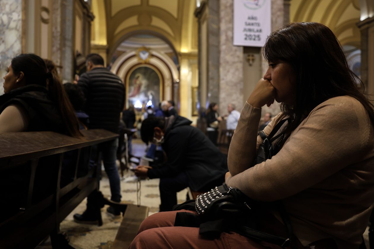 Personas asisten a una misa en honor al Papa Francisco este lunes, en la Catedral Metropolitana de la Ciudad de Buenos Aires.
