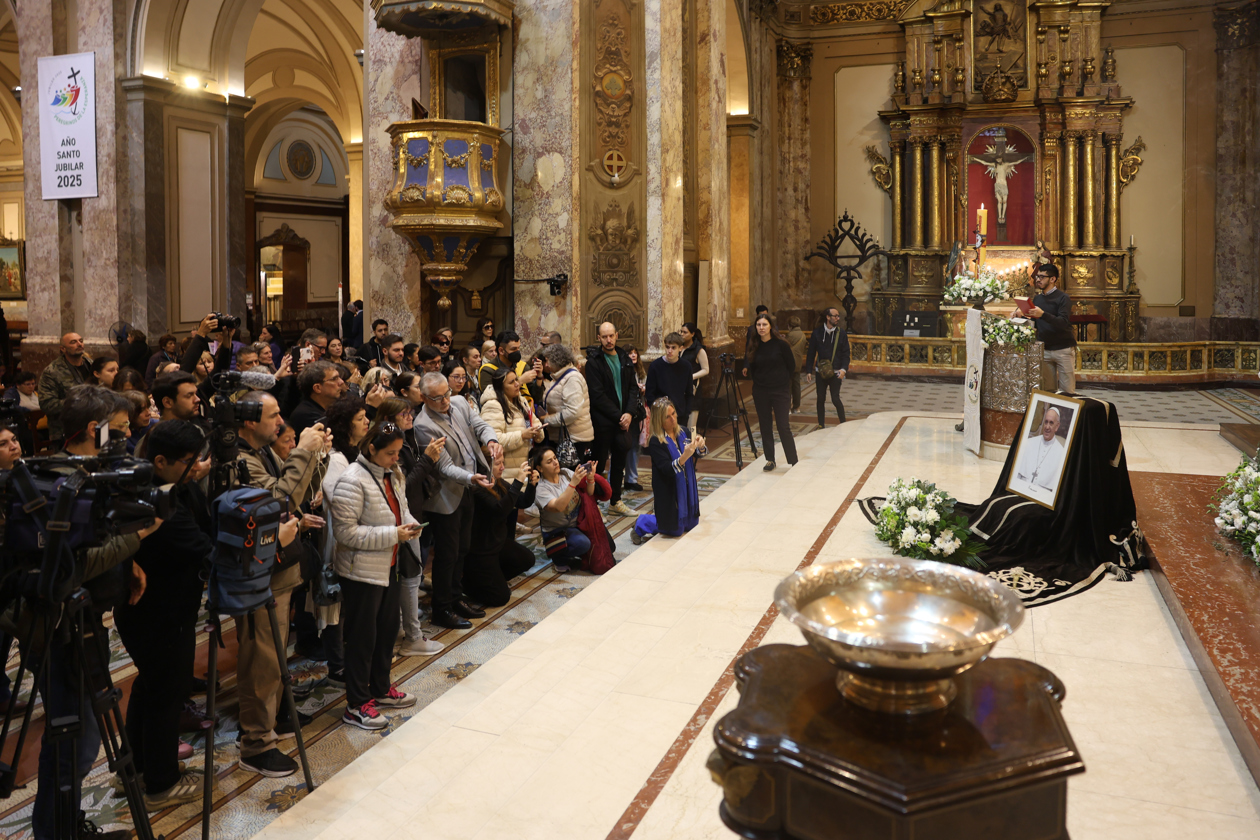 Personas asisten a una misa en honor al Papa Francisco este lunes, en la Catedral Metropolitana de la Ciudad de Buenos Aires.