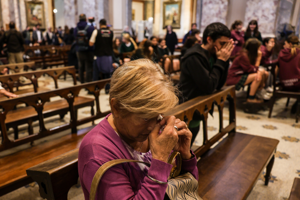 Personas asisten a una misa en honor al Papa Francisco este lunes, en la Catedral Metropolitana de la Ciudad de Buenos Aires.