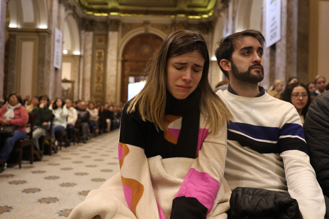 Una mujer llora en una misa en honor al Papa Francisco este lunes, en la Catedral Metropolitana de la Ciudad de Buenos Aires.