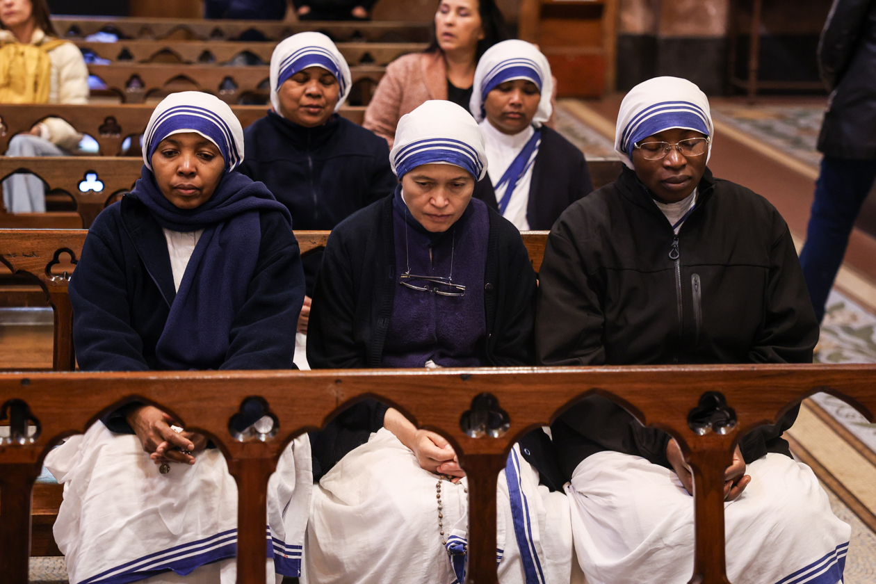 Monjas asisten a una misa en honor al Papa Francisco este lunes, en la Catedral Metropolitana de la Ciudad de Buenos Aires.