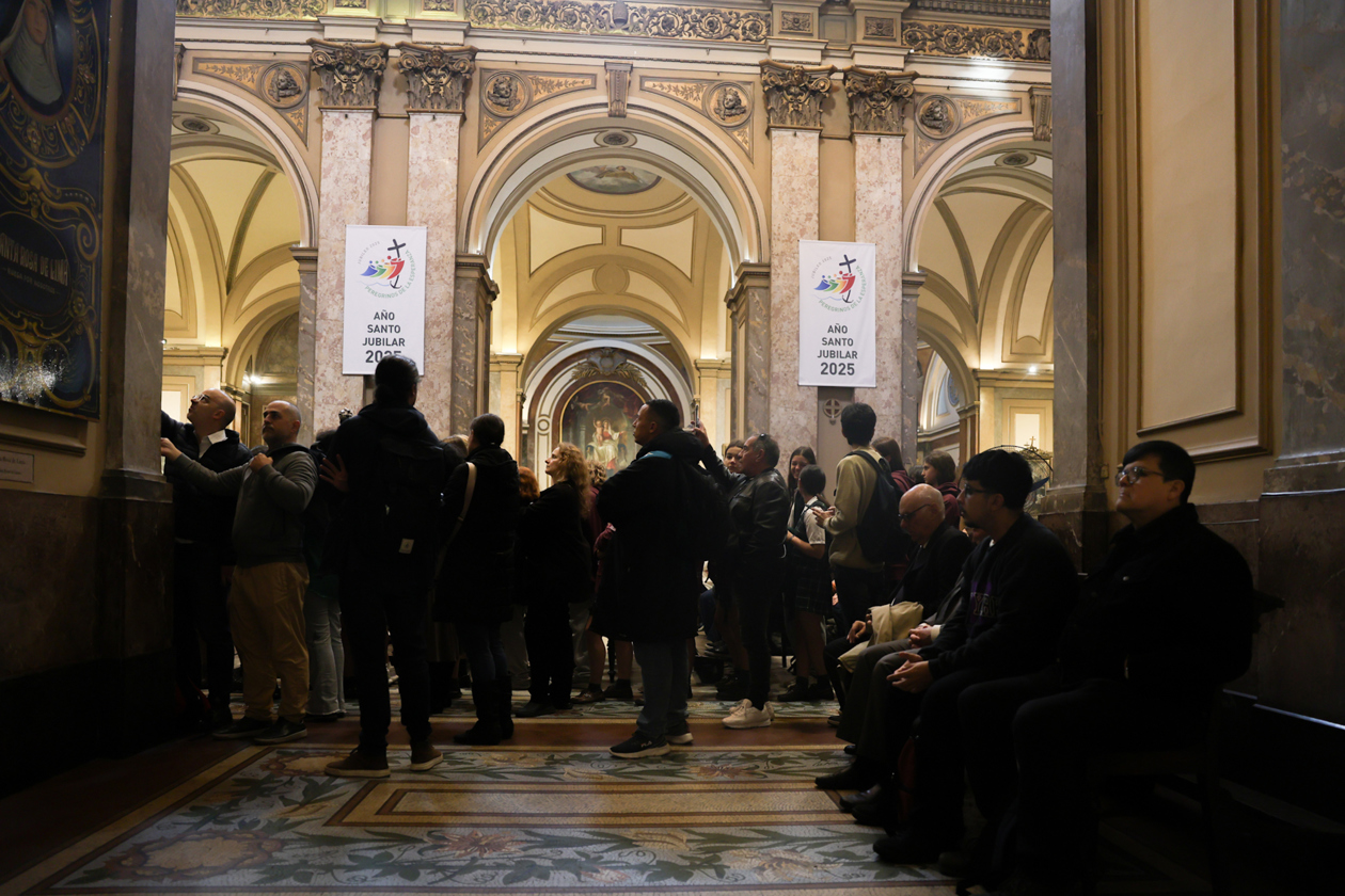 Personas asisten a una misa en honor al Papa Francisco este lunes, en la Catedral Metropolitana de la Ciudad de Buenos Aires.