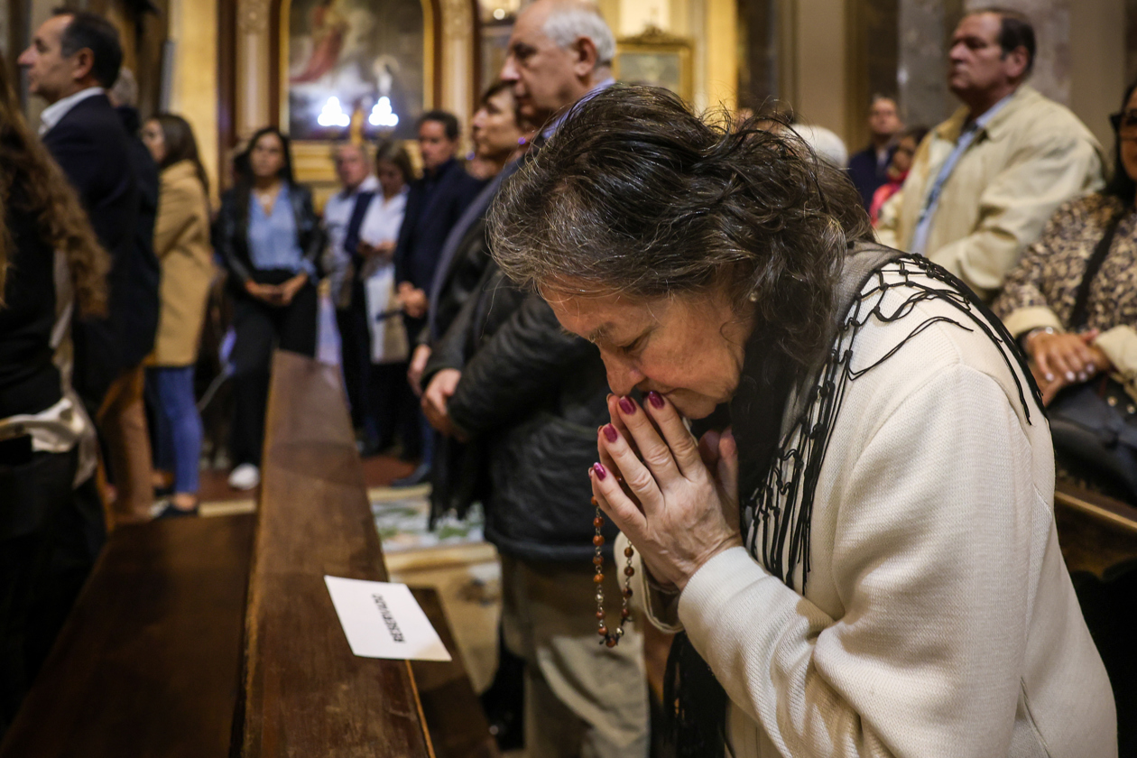 Una mujer reza durante una misa en honor al Papa Francisco este lunes, en la Catedral Metropolitana de la Ciudad de Buenos Aires.