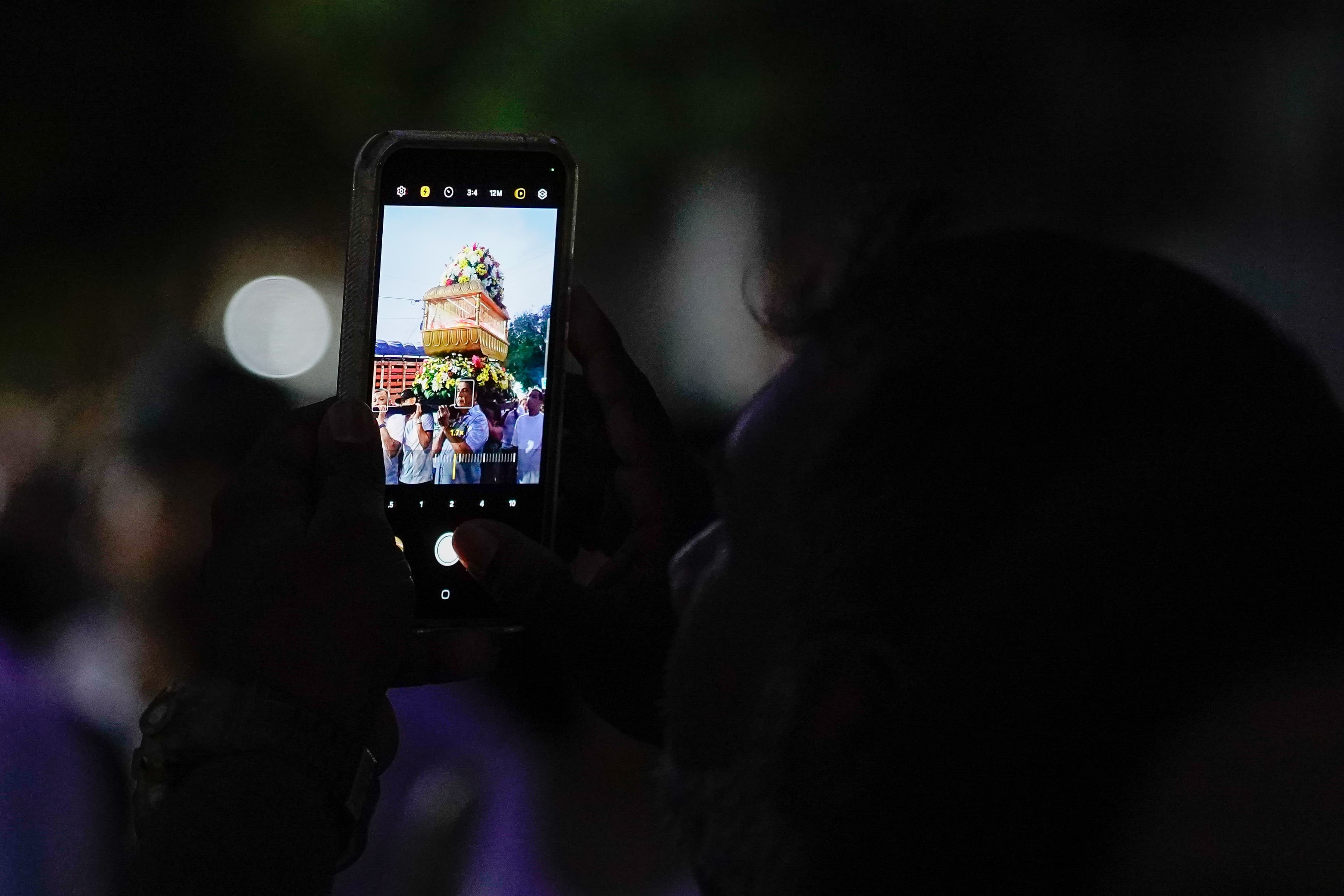 Uno de los participantes grabando la procesión.