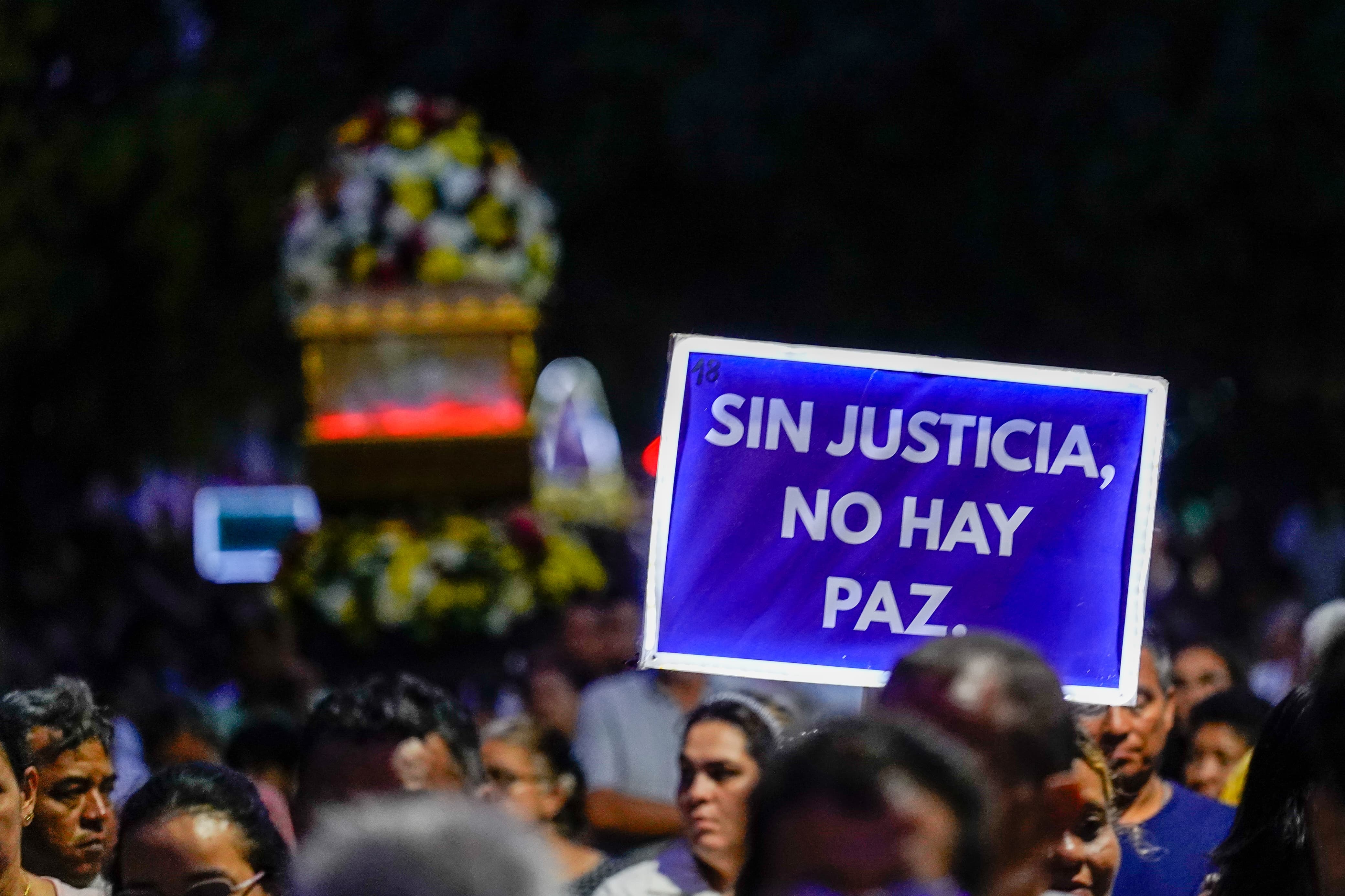 Sin justicia no paz, una de los mensajes en la procesión.