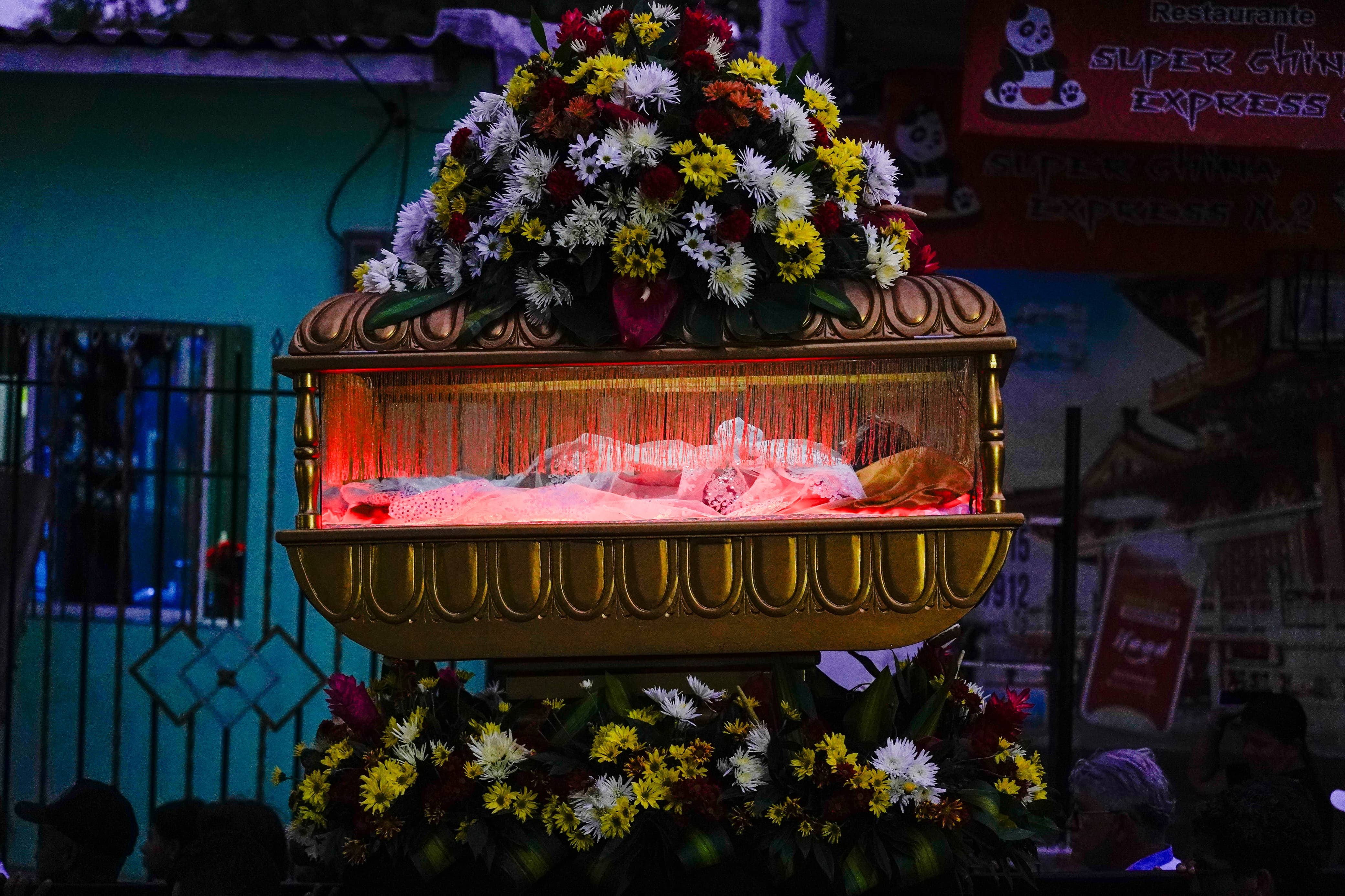 Una de las figuras durante la procesión del Santo Sepulcro.