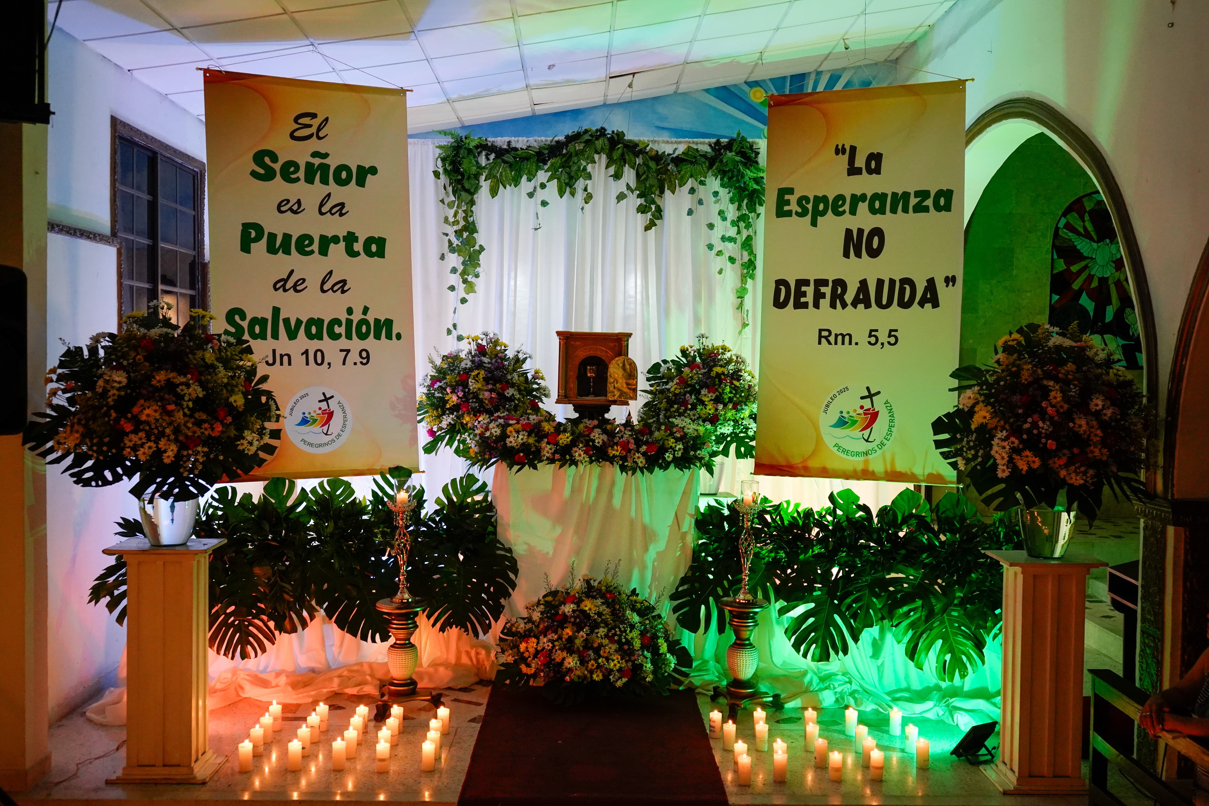 Iglesia Nuestra Señora de Fátima con sus mensajes: 'El señor es la puerta de la salvación' y 'La esperanza no defrauda'.