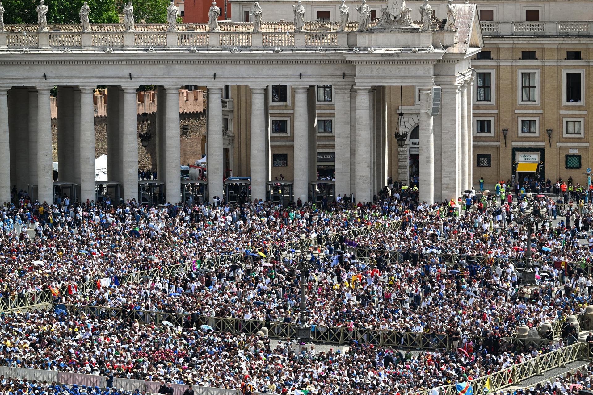 Fieles se reunieron para asistir a la misa del inicio del pontificado. 