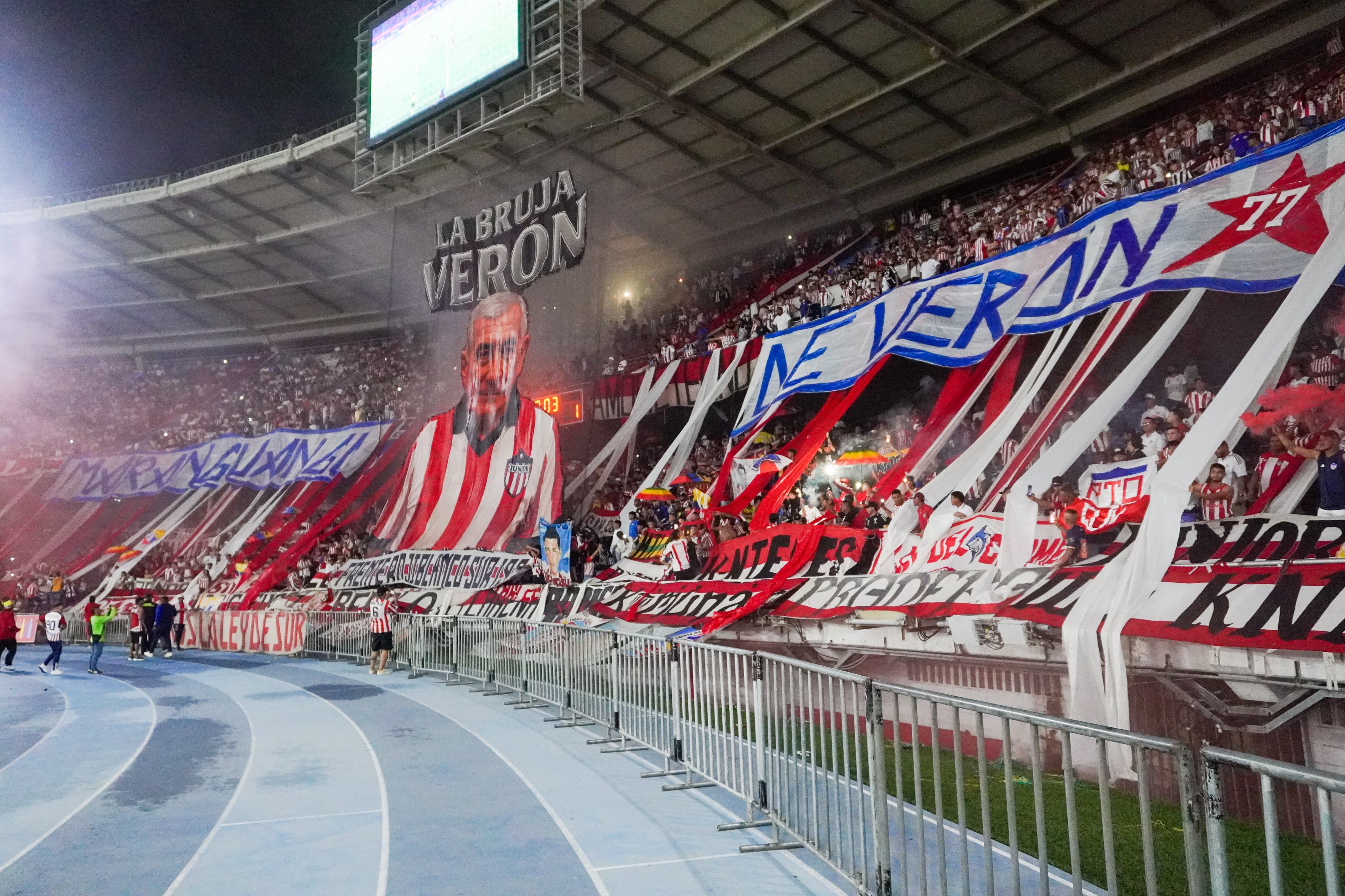 Homenaje a Juan Ramón Verón en el estadio Metropolitano.