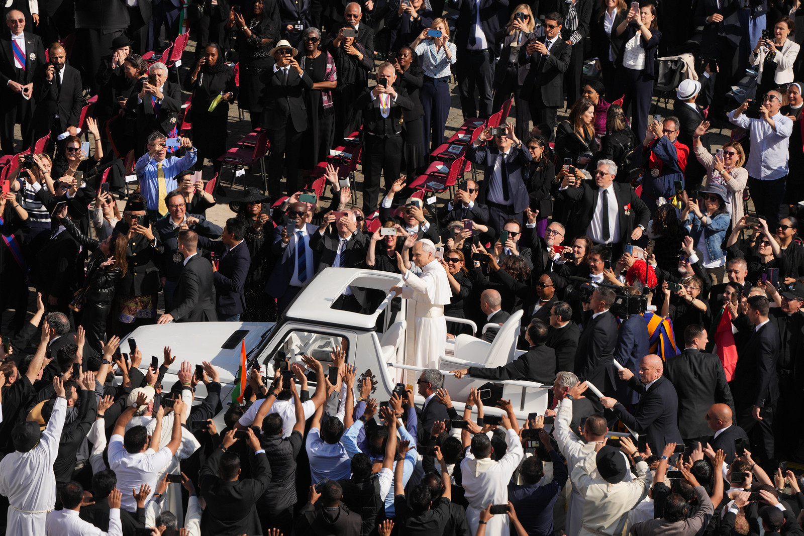 200.000 fieles dieron este domingo la bienvenida al pontificado de León XIV. 