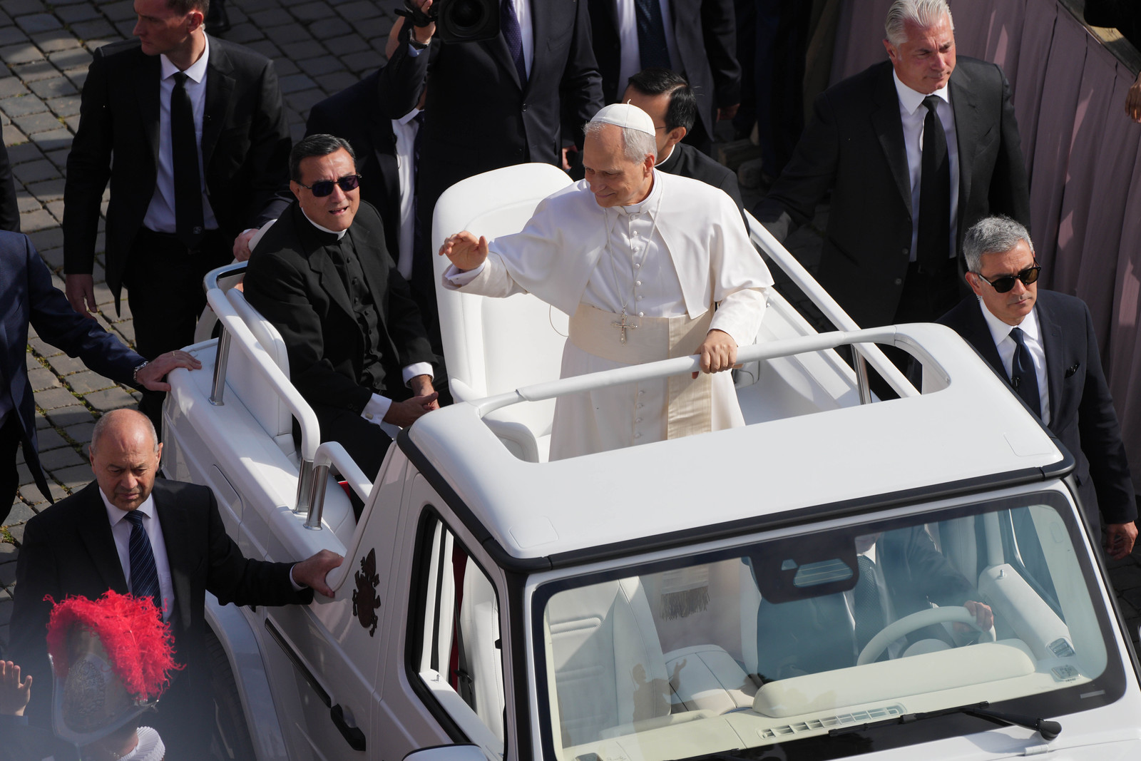 El Papa León saludando a la multitud. 