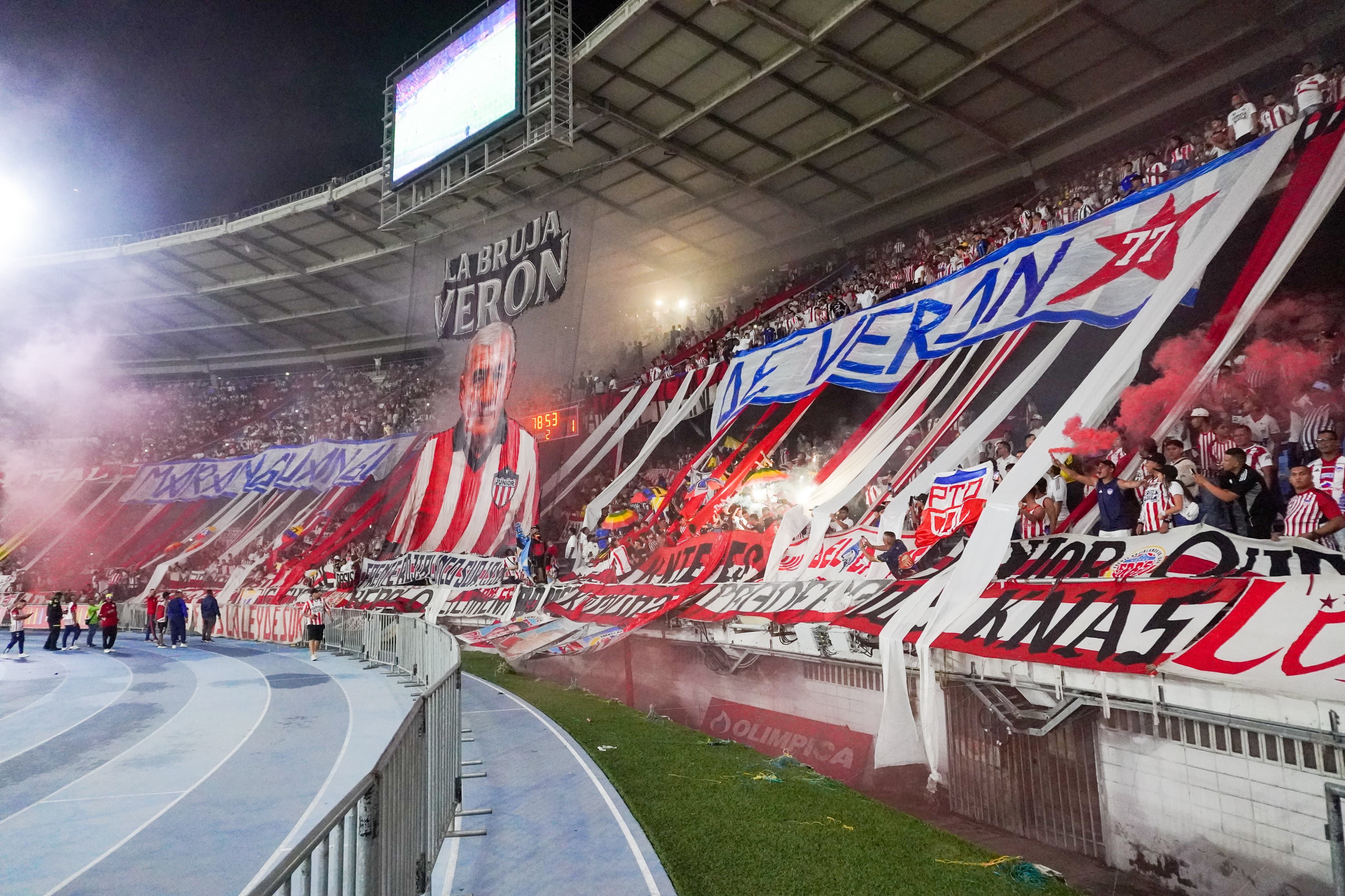 Homenaje a Juan Ramón Verón en el estadio Metropolitano.