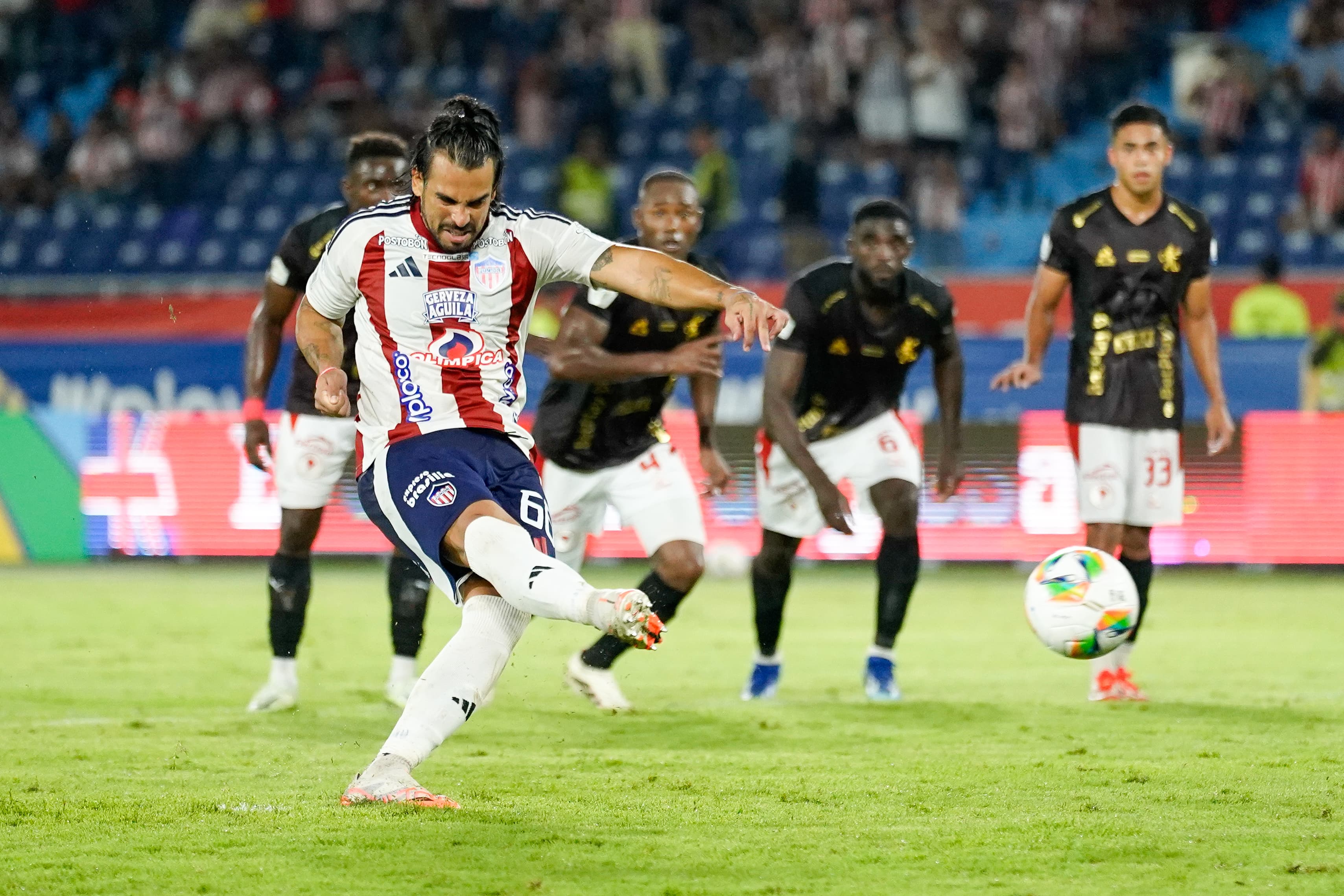 Javier Báez desperdició un penal.