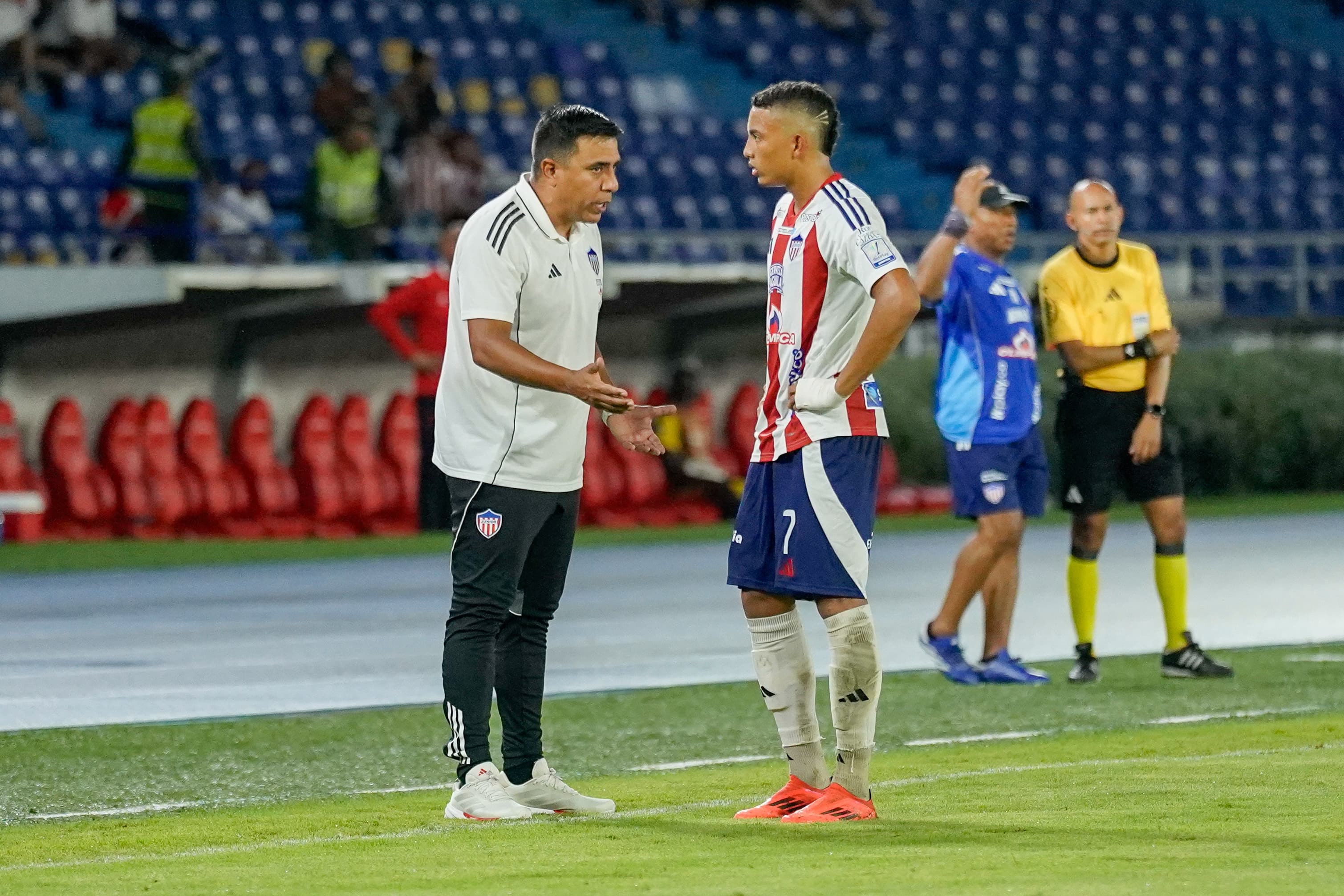 César Farías con Jordan Barrera.