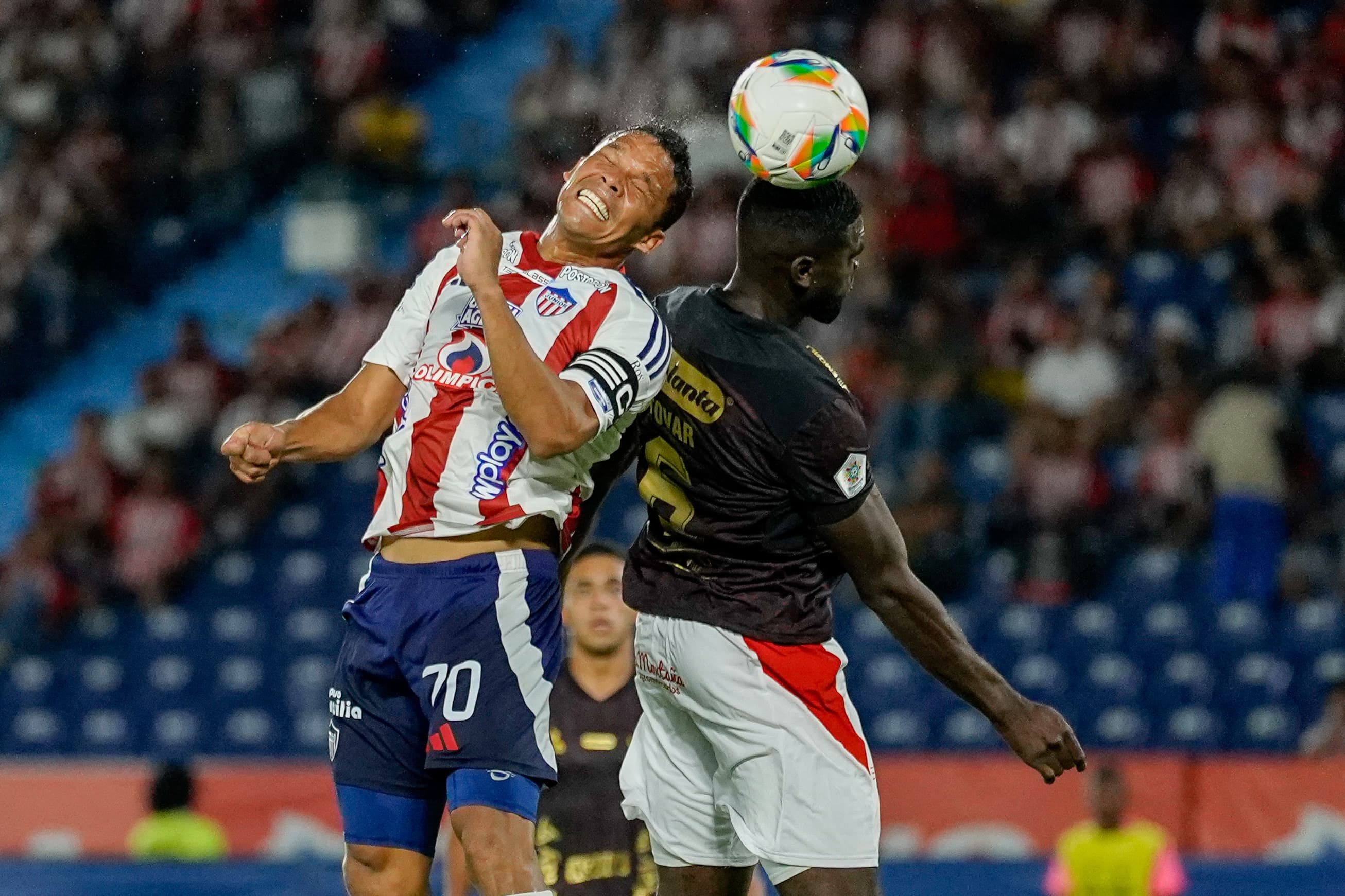 Carlos Bacca en una disputa aérea. 