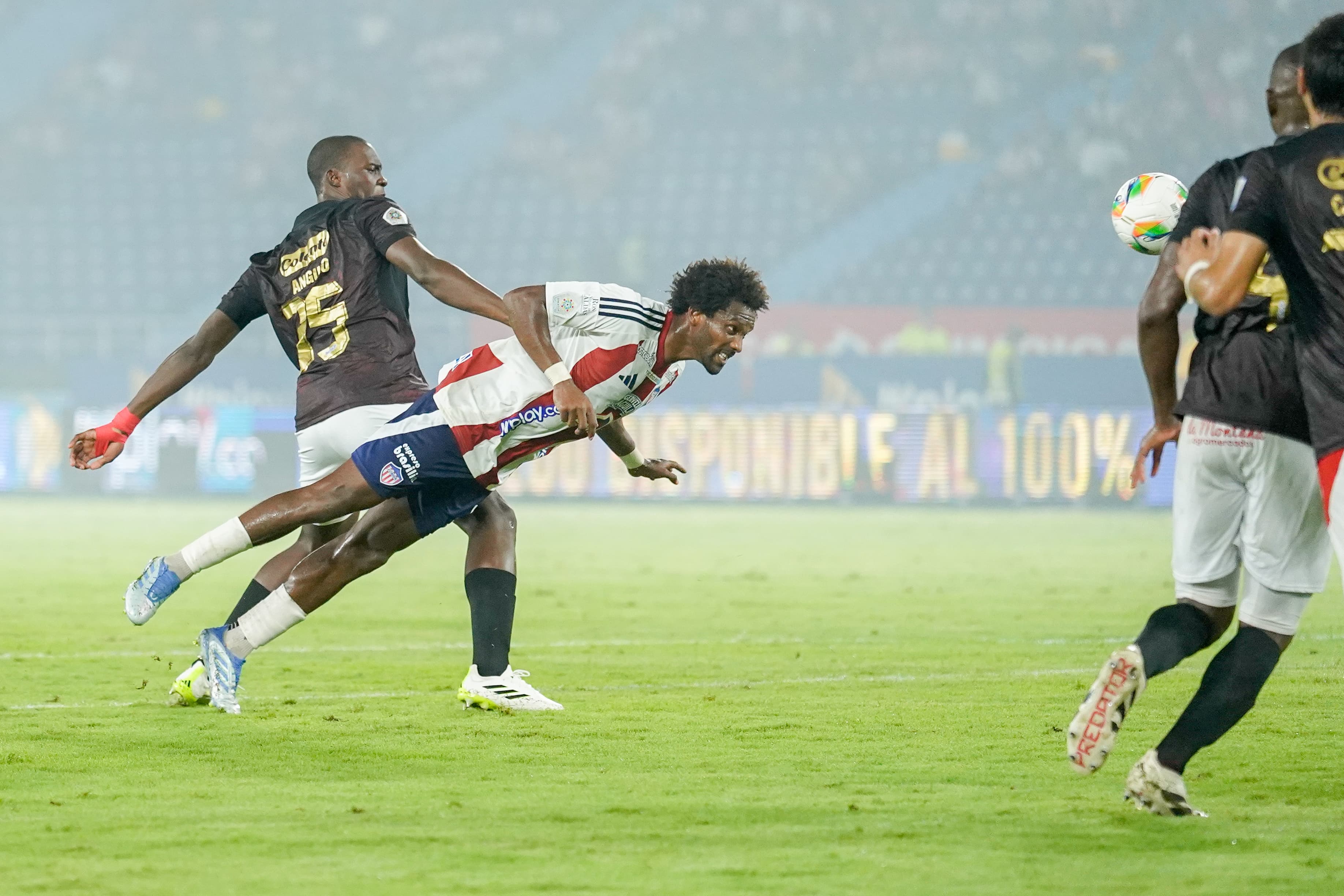 Cabezazo de Didier Moreno.