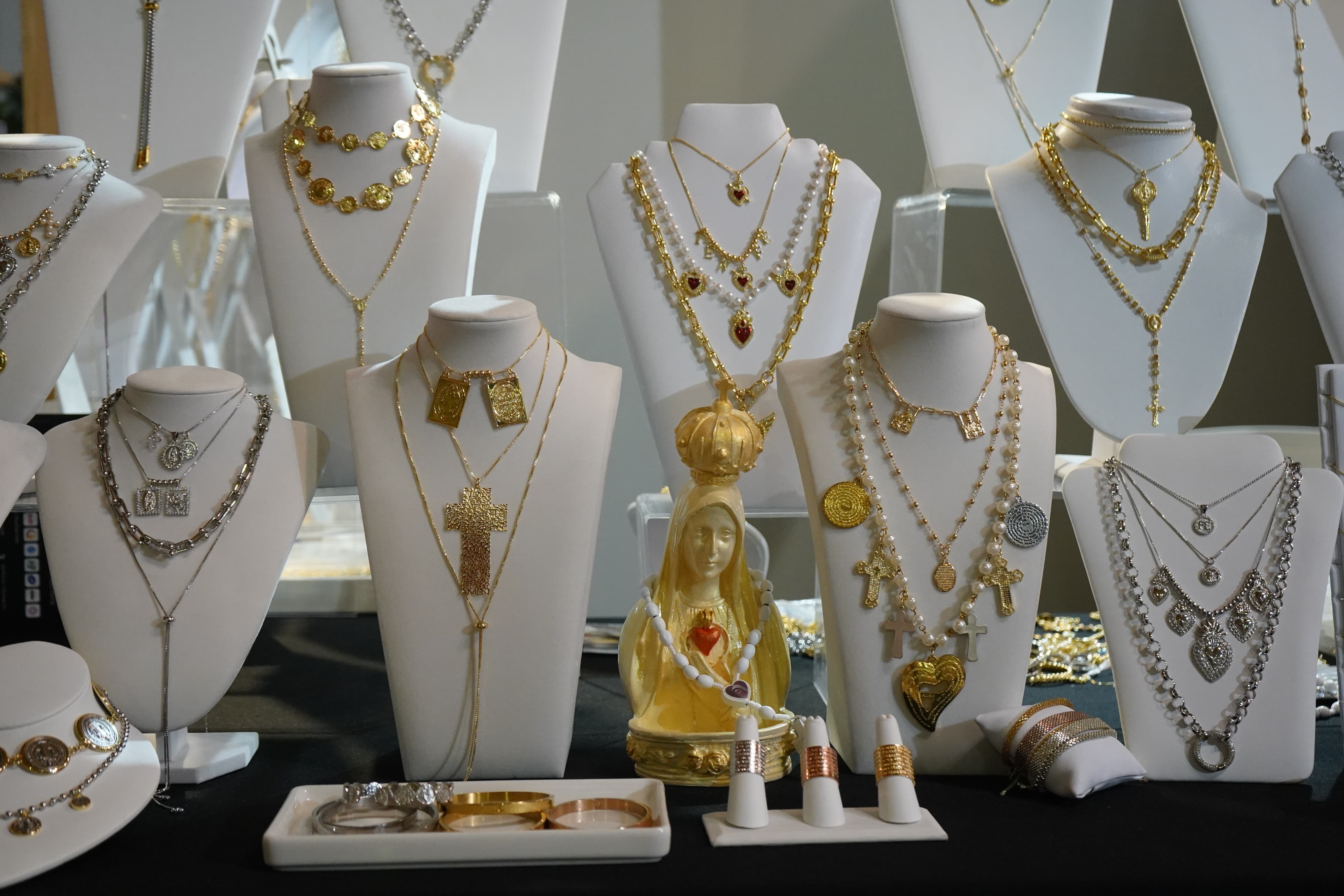 Artesanías hechas a mano en la Feria AMA. 