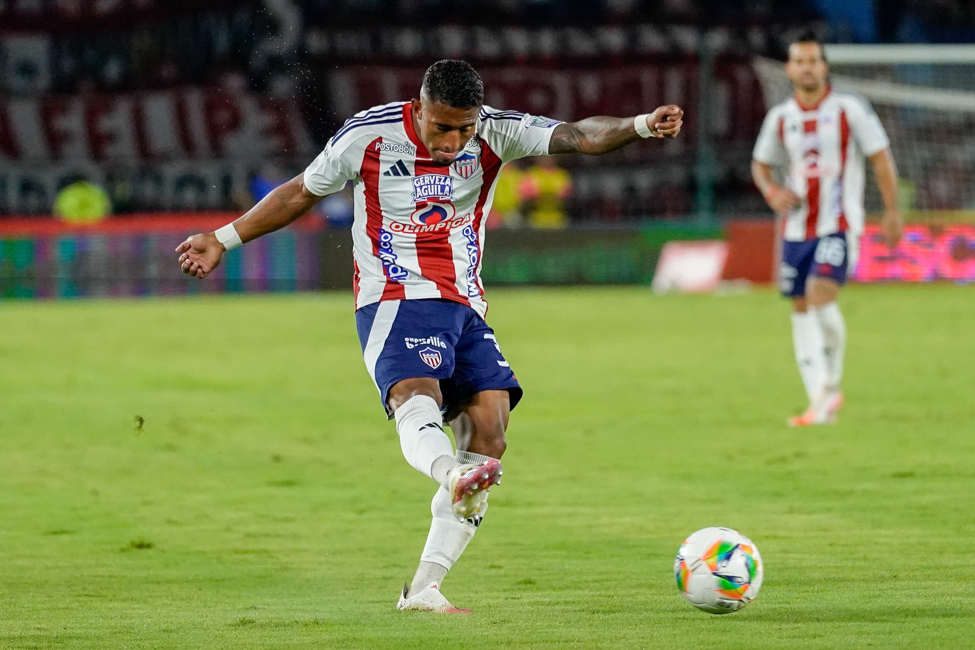 Jhomier Guerrero lanzando un centro.