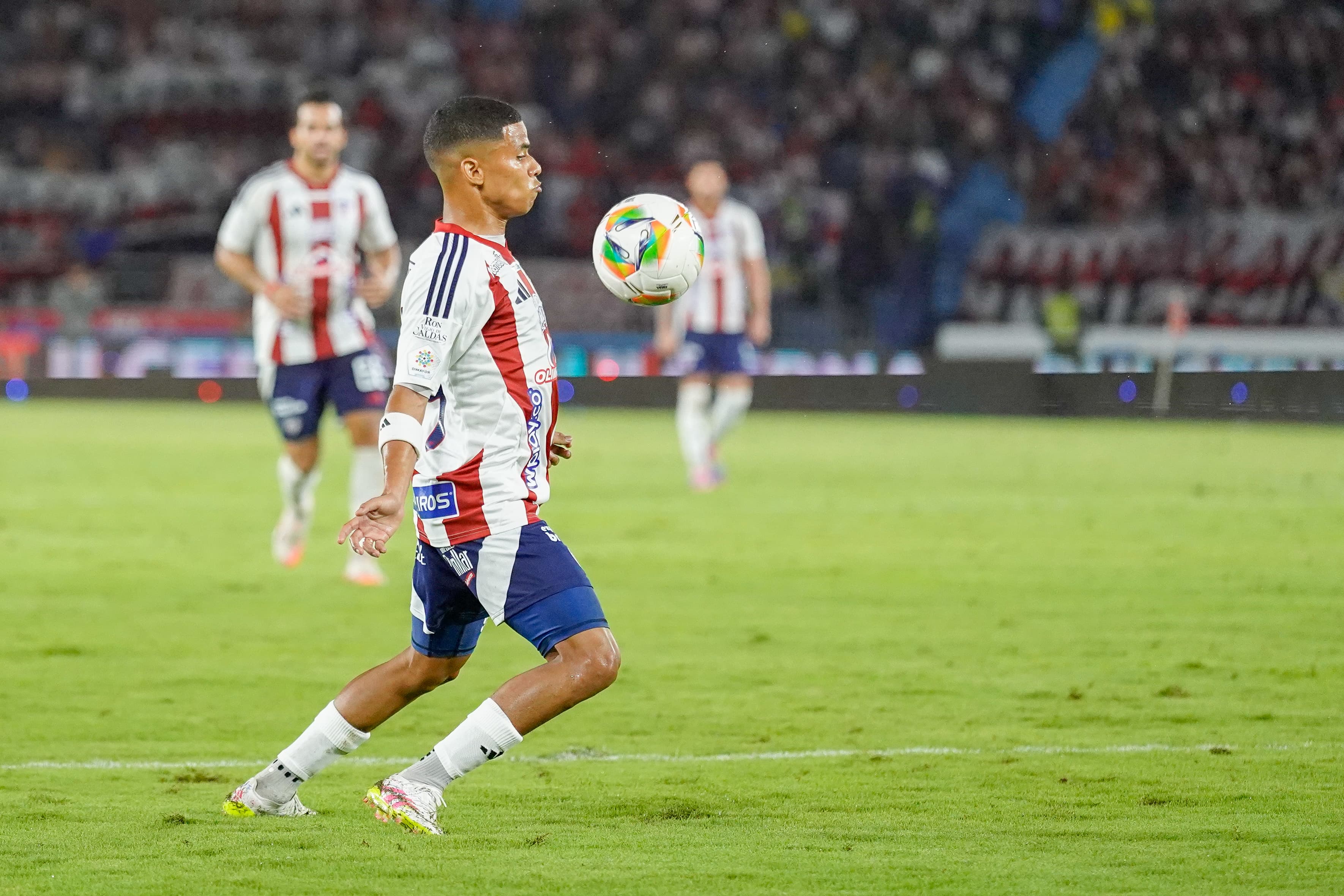 José Enamorado controlando el balón.