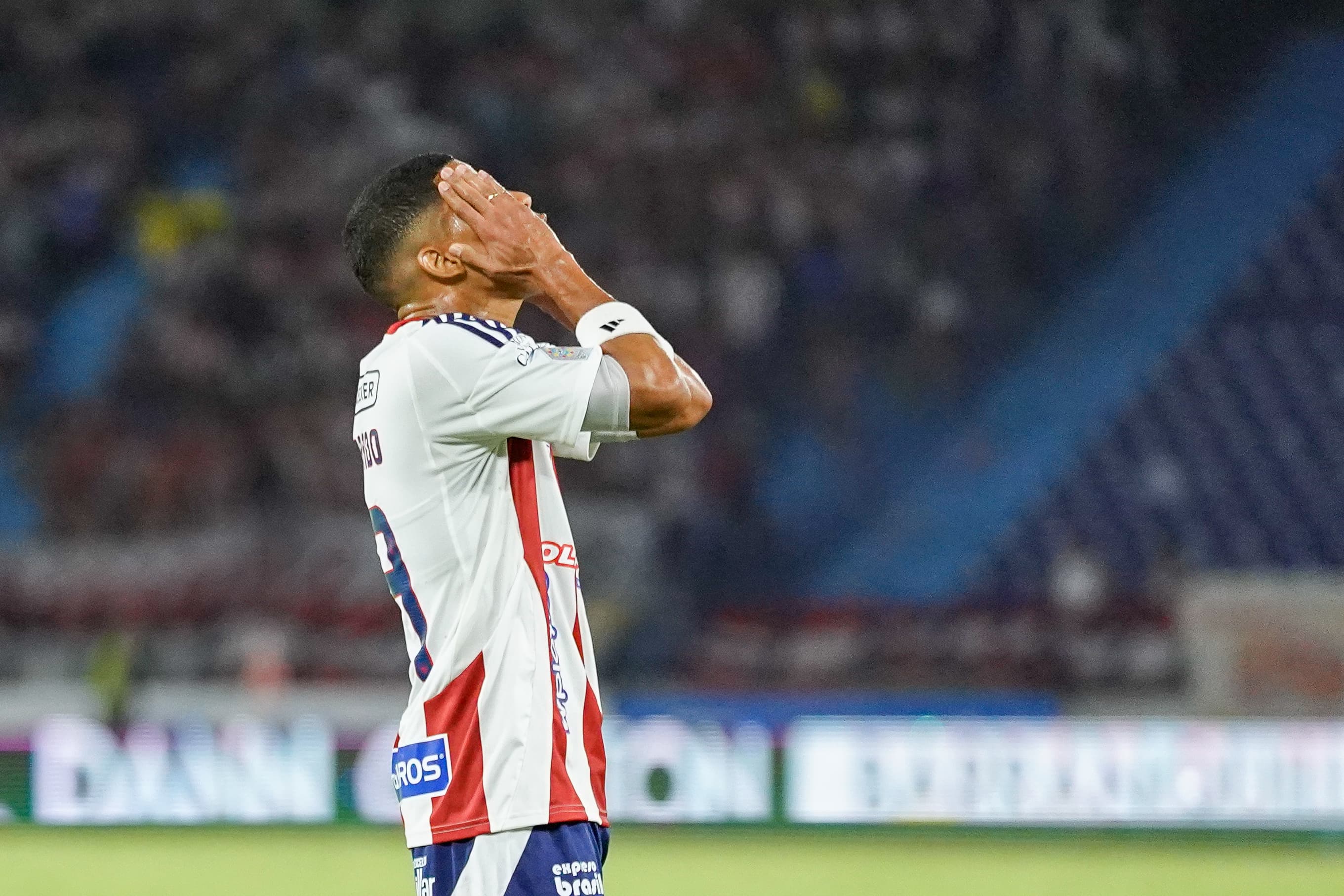 José Enamorado lamentándose después de errar una ocasión de gol.