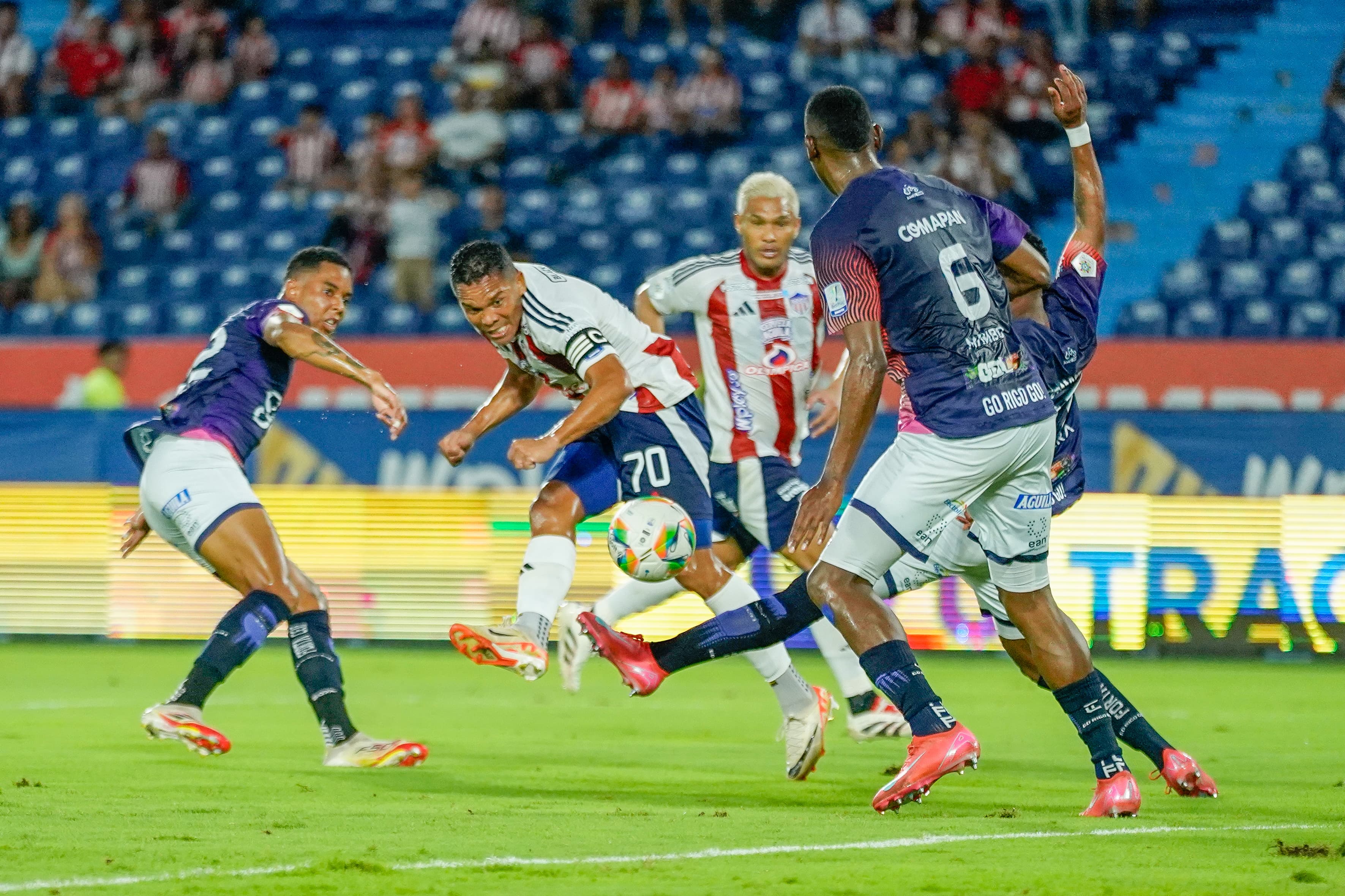 Aspecto del partido entre Junior y Fortaleza. 