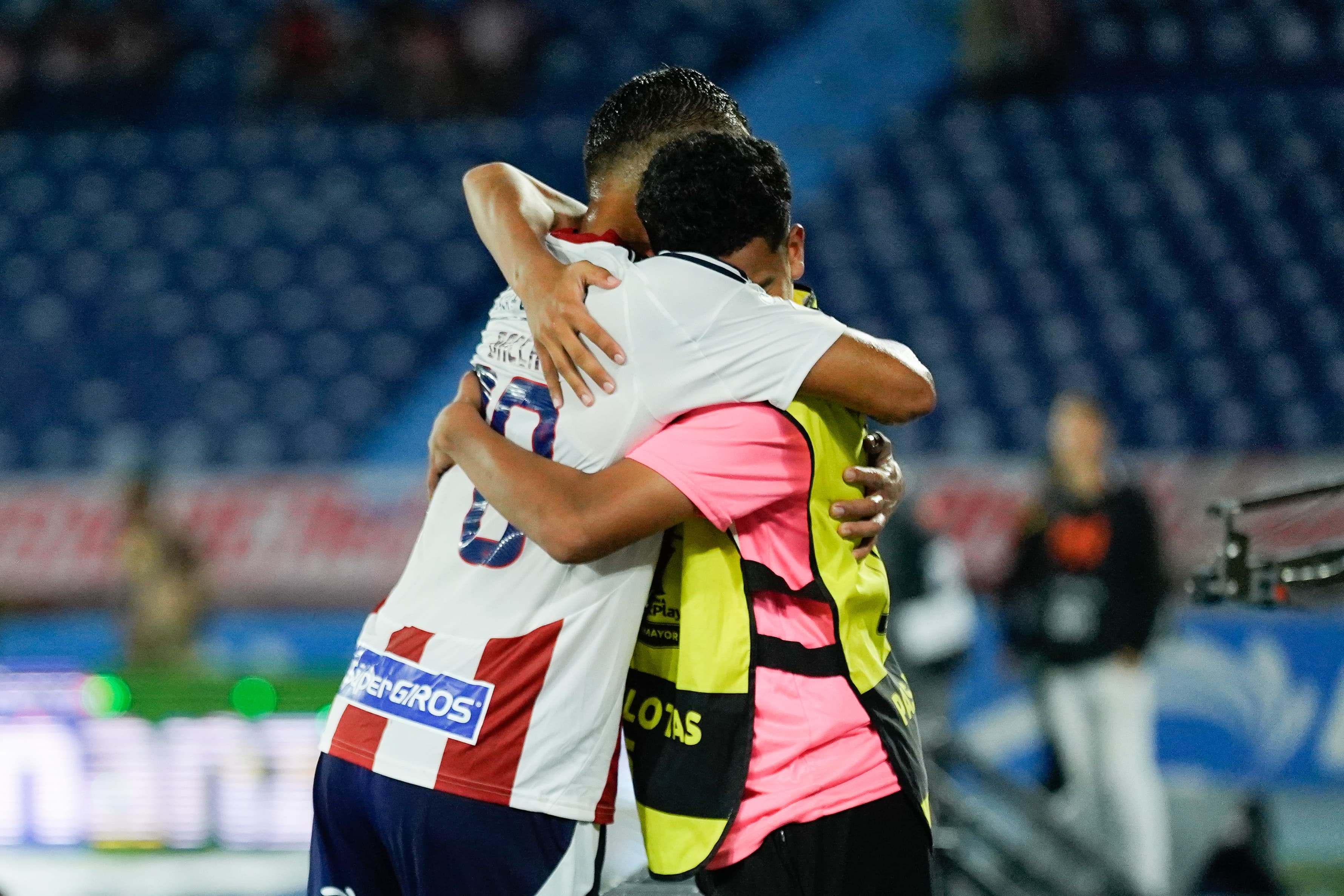 Carlos Bacca celebró su gol con el hijo. 