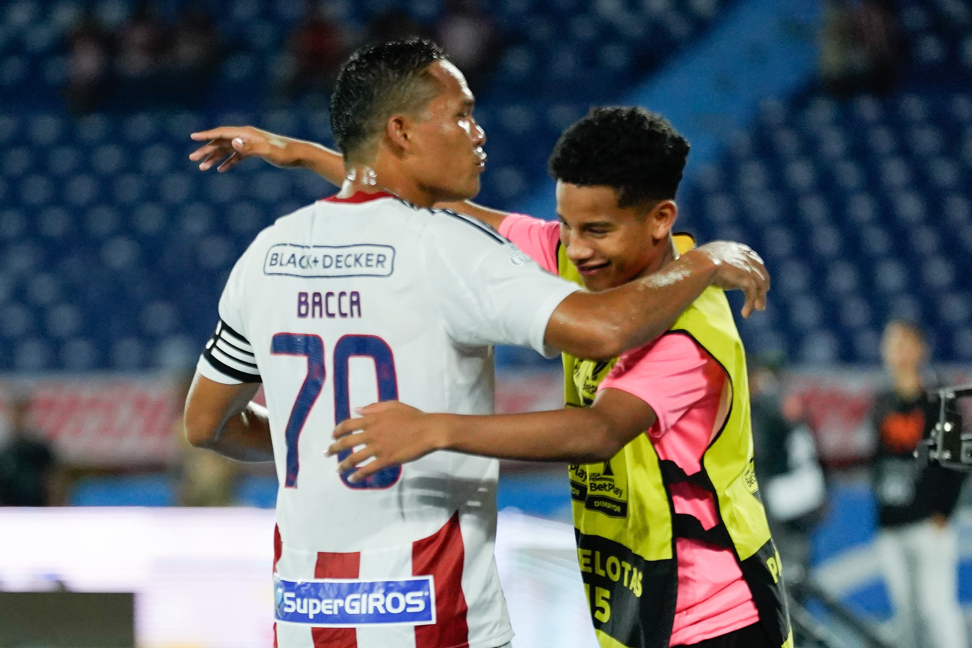 Carlos Bacca celebró su gol con el hijo. 