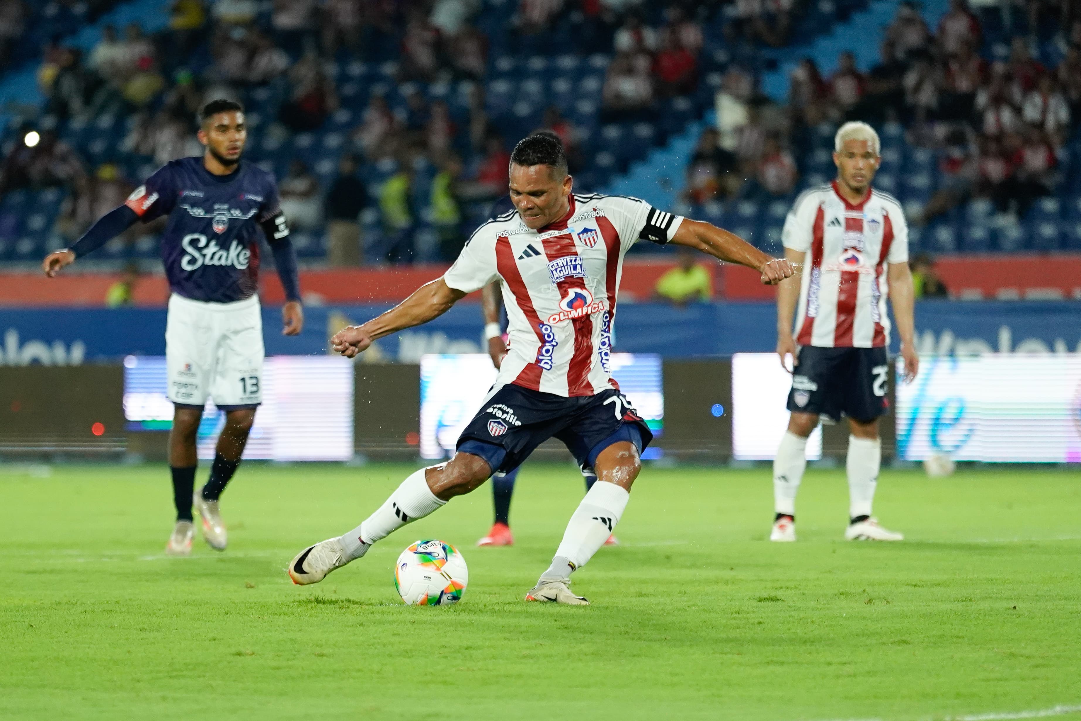 Aspecto del partido entre Junior y Fortaleza. 