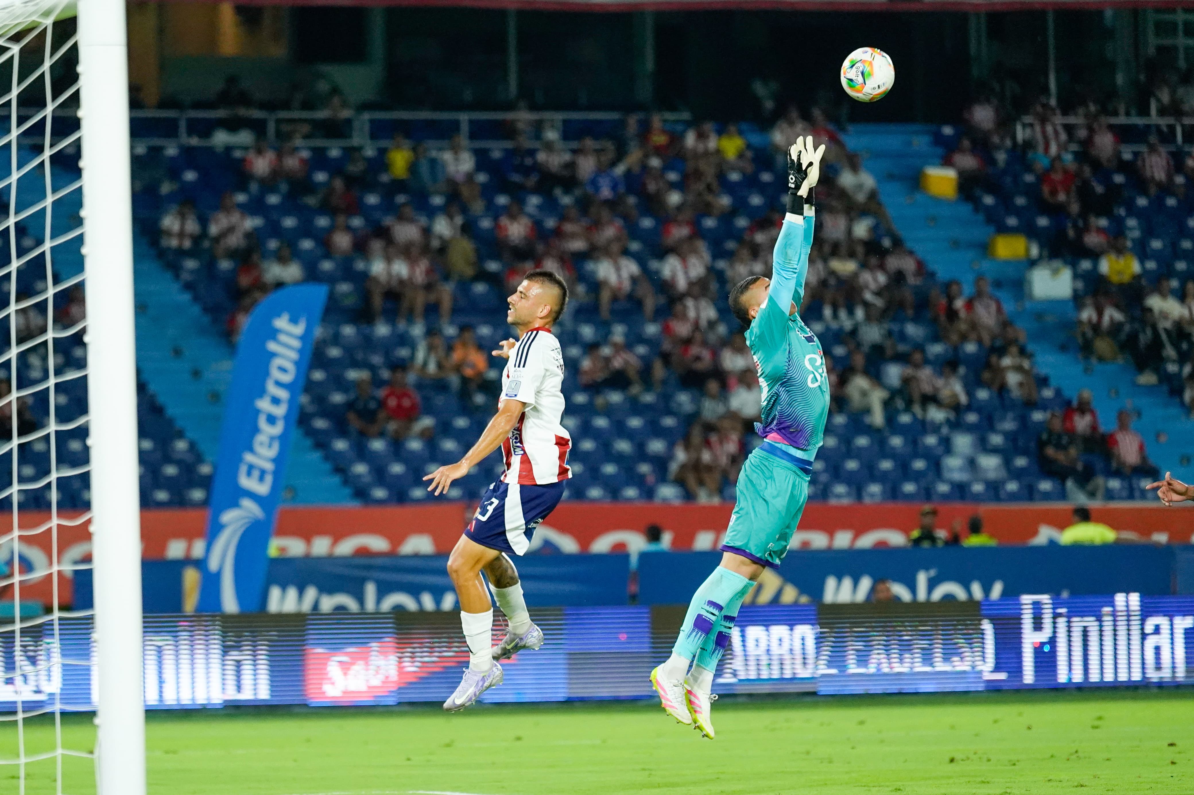 Aspecto del partido entre Junior y Fortaleza. 